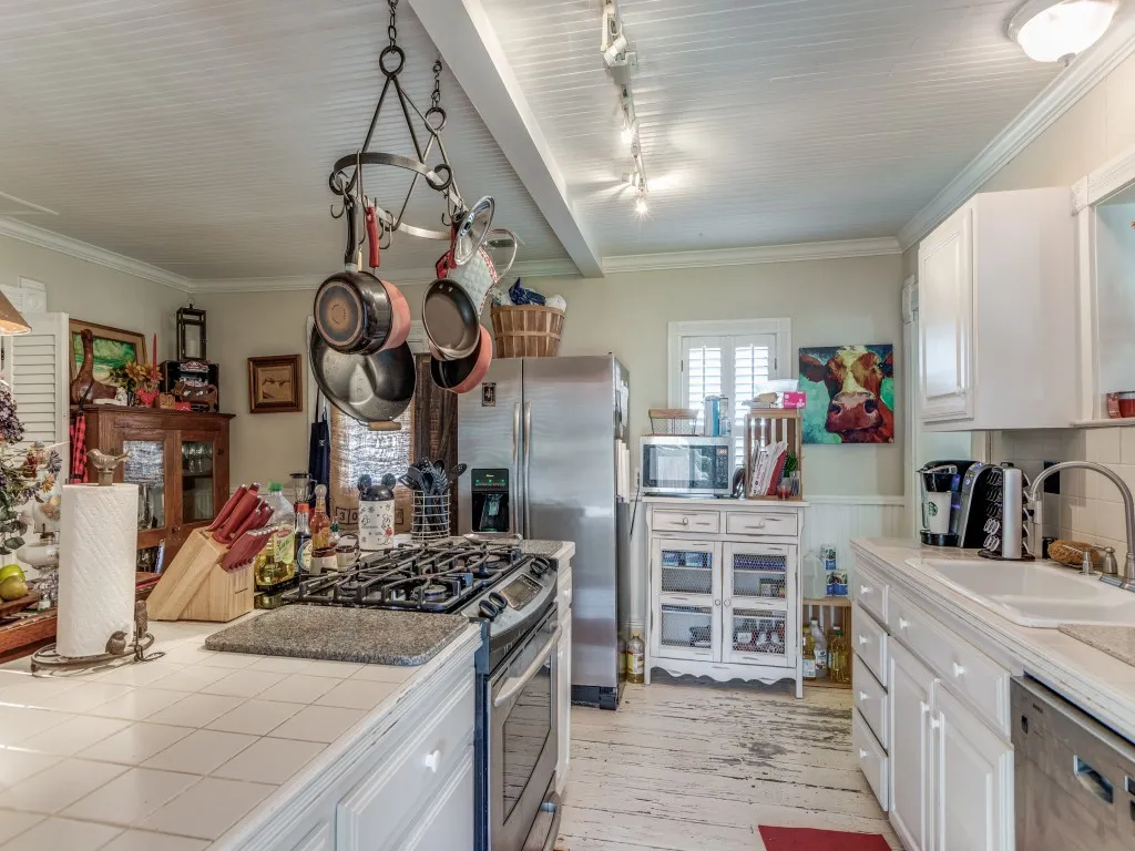 Single Family Residence For Sale in Cooke County , 392 Mt Pleasant Road, Valley View, Texas 76272, 3 Bedroom, 2 Bathroom, 2 Garage spaces, 2,027 Sqft, built in 1920, Preowned, mls#21018043, Real Estate Agent in Valley View, Homes For Sale in Cooke county, Homes For Sale in Valley View, Realtor in Valley View Texas, Real Estate Brokerage Independent Realty Texas, Luminita Cordes Realtor