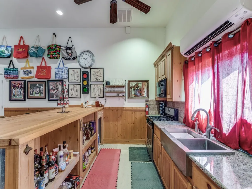 Single Family Residence For Sale in Cooke County , 392 Mt Pleasant Road, Valley View, Texas 76272, 3 Bedroom, 2 Bathroom, 2 Garage spaces, 2,027 Sqft, built in 1920, Preowned, mls#21018043, Real Estate Agent in Valley View, Homes For Sale in Cooke county, Homes For Sale in Valley View, Realtor in Valley View Texas, Real Estate Brokerage Independent Realty Texas, Luminita Cordes Realtor