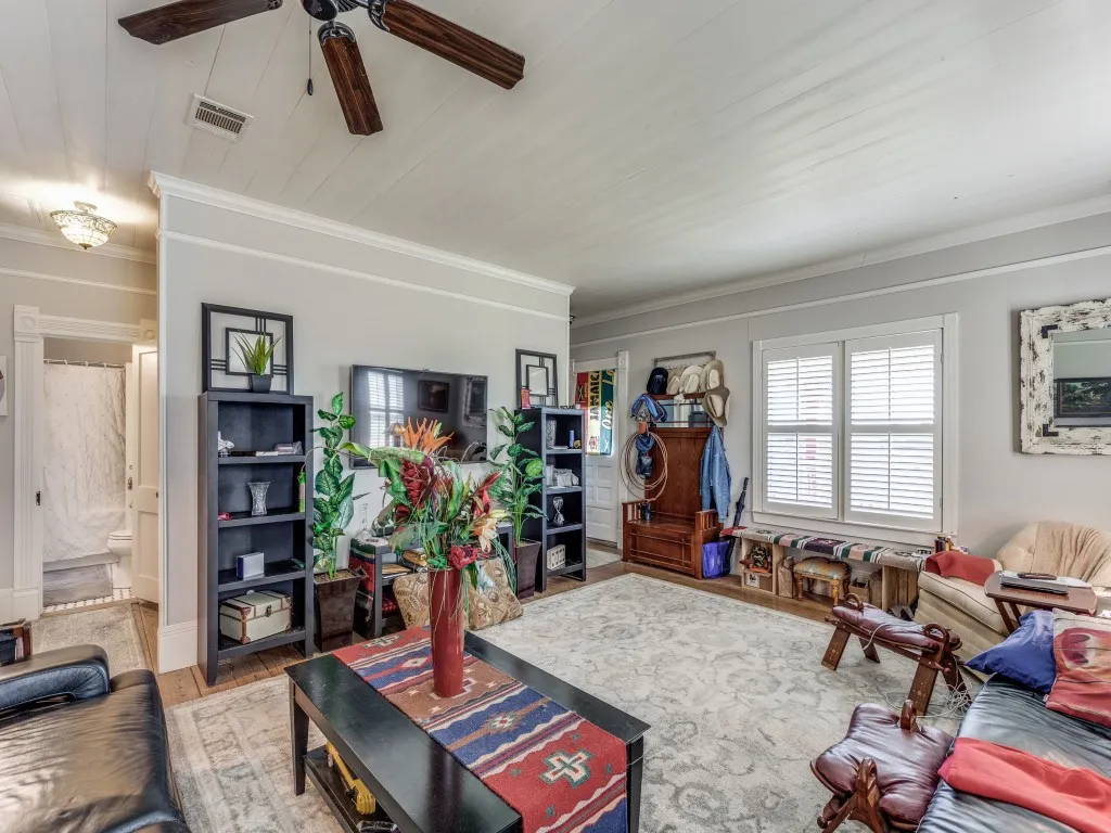 Single Family Residence For Sale in Cooke County , 392 Mt Pleasant Road, Valley View, Texas 76272, 3 Bedroom, 2 Bathroom, 2 Garage spaces, 2,027 Sqft, built in 1920, Preowned, mls#21018043, Real Estate Agent in Valley View, Homes For Sale in Cooke county, Homes For Sale in Valley View, Realtor in Valley View Texas, Real Estate Brokerage Independent Realty Texas, Luminita Cordes Realtor