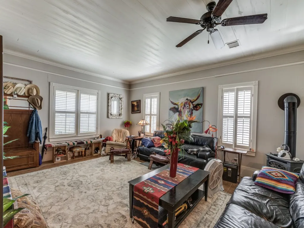 Single Family Residence For Sale in Cooke County , 392 Mt Pleasant Road, Valley View, Texas 76272, 3 Bedroom, 2 Bathroom, 2 Garage spaces, 2,027 Sqft, built in 1920, Preowned, mls#21018043, Real Estate Agent in Valley View, Homes For Sale in Cooke county, Homes For Sale in Valley View, Realtor in Valley View Texas, Real Estate Brokerage Independent Realty Texas, Luminita Cordes Realtor