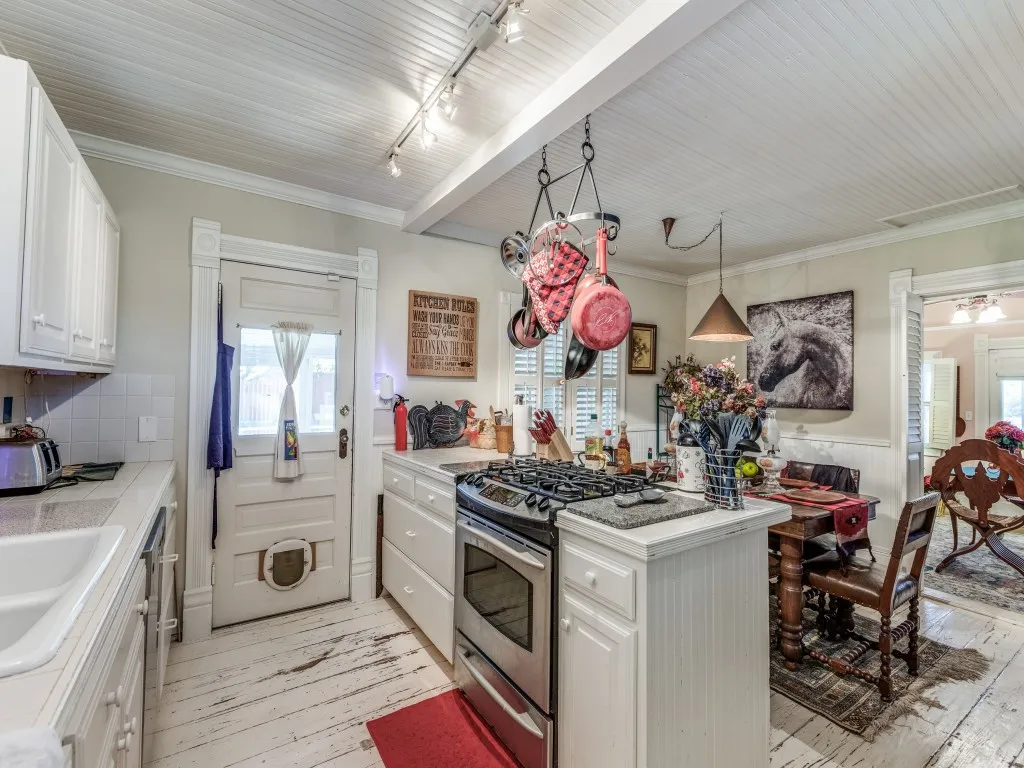 Single Family Residence For Sale in Cooke County , 392 Mt Pleasant Road, Valley View, Texas 76272, 3 Bedroom, 2 Bathroom, 2 Garage spaces, 2,027 Sqft, built in 1920, Preowned, mls#21018043, Real Estate Agent in Valley View, Homes For Sale in Cooke county, Homes For Sale in Valley View, Realtor in Valley View Texas, Real Estate Brokerage Independent Realty Texas, Luminita Cordes Realtor