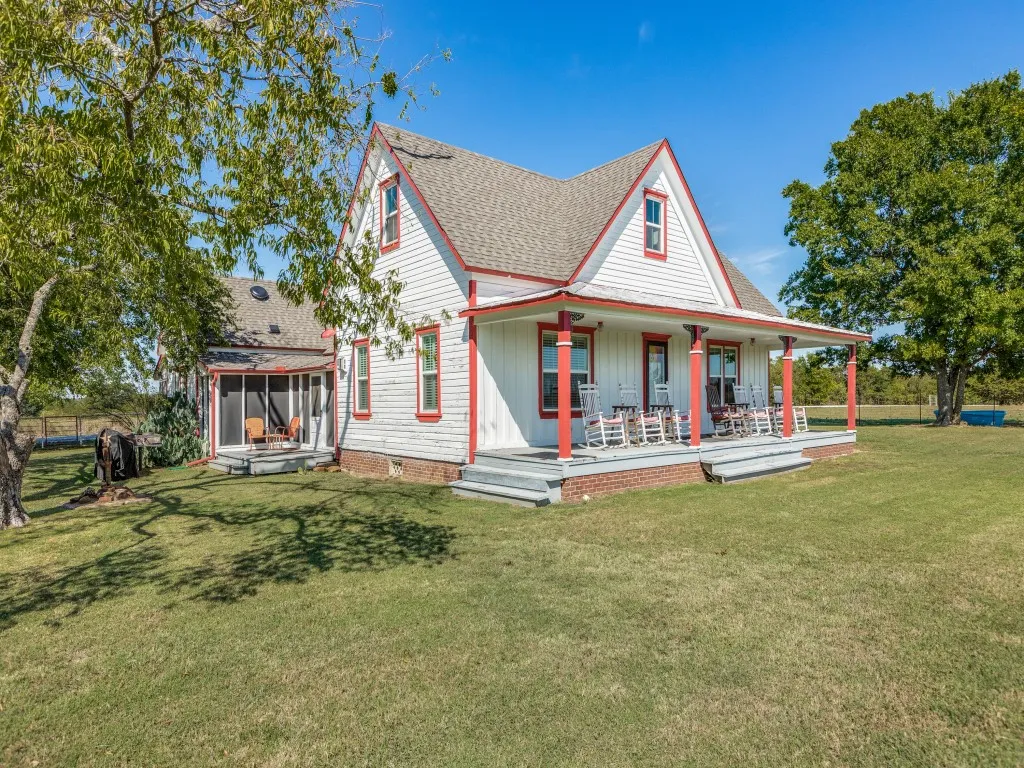 Single Family Residence For Sale in Cooke County , 392 Mt Pleasant Road, Valley View, Texas 76272, 3 Bedroom, 2 Bathroom, 2 Garage spaces, 2,027 Sqft, built in 1920, Preowned, mls#21018043, Real Estate Agent in Valley View, Homes For Sale in Cooke county, Homes For Sale in Valley View, Realtor in Valley View Texas, Real Estate Brokerage Independent Realty Texas, Luminita Cordes Realtor