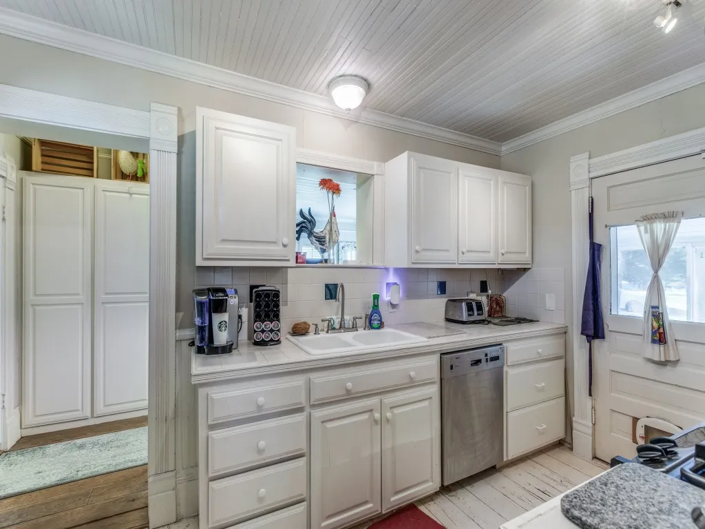 Single Family Residence For Sale in Cooke County , 392 Mt Pleasant Road, Valley View, Texas 76272, 3 Bedroom, 2 Bathroom, 2 Garage spaces, 2,027 Sqft, built in 1920, Preowned, mls#21018043, Real Estate Agent in Valley View, Homes For Sale in Cooke county, Homes For Sale in Valley View, Realtor in Valley View Texas, Real Estate Brokerage Independent Realty Texas, Luminita Cordes Realtor