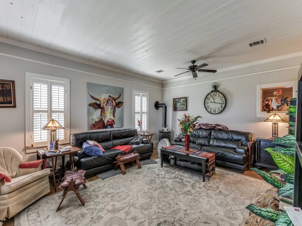 Single Family Residence For Sale in Cooke County , 392 Mt Pleasant Road, Valley View, Texas 76272, 3 Bedroom, 2 Bathroom, 2 Garage spaces, 2,027 Sqft, built in 1920, Preowned, mls#21018043, Real Estate Agent in Valley View, Homes For Sale in Cooke county, Homes For Sale in Valley View, Realtor in Valley View Texas, Real Estate Brokerage Independent Realty Texas, Luminita Cordes Realtor