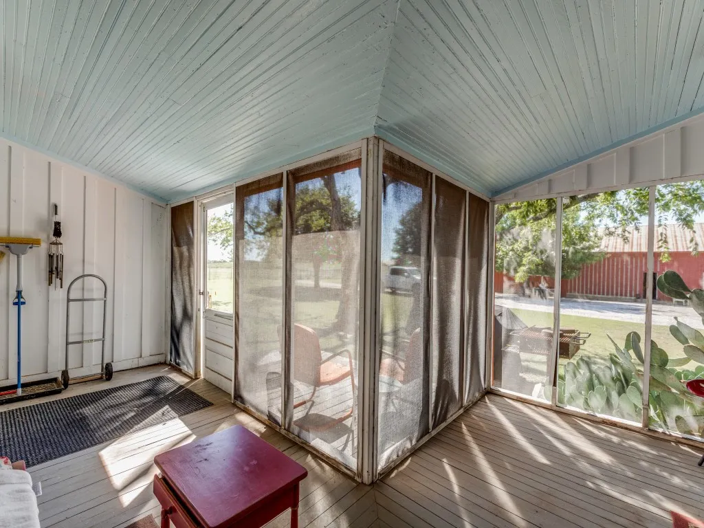 Single Family Residence For Sale in Cooke County , 392 Mt Pleasant Road, Valley View, Texas 76272, 3 Bedroom, 2 Bathroom, 2 Garage spaces, 2,027 Sqft, built in 1920, Preowned, mls#21018043, Real Estate Agent in Valley View, Homes For Sale in Cooke county, Homes For Sale in Valley View, Realtor in Valley View Texas, Real Estate Brokerage Independent Realty Texas, Luminita Cordes Realtor