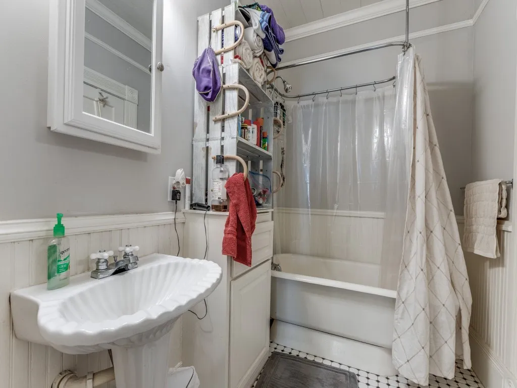 Single Family Residence For Sale in Cooke County , 392 Mt Pleasant Road, Valley View, Texas 76272, 3 Bedroom, 2 Bathroom, 2 Garage spaces, 2,027 Sqft, built in 1920, Preowned, mls#21018043, Real Estate Agent in Valley View, Homes For Sale in Cooke county, Homes For Sale in Valley View, Realtor in Valley View Texas, Real Estate Brokerage Independent Realty Texas, Luminita Cordes Realtor