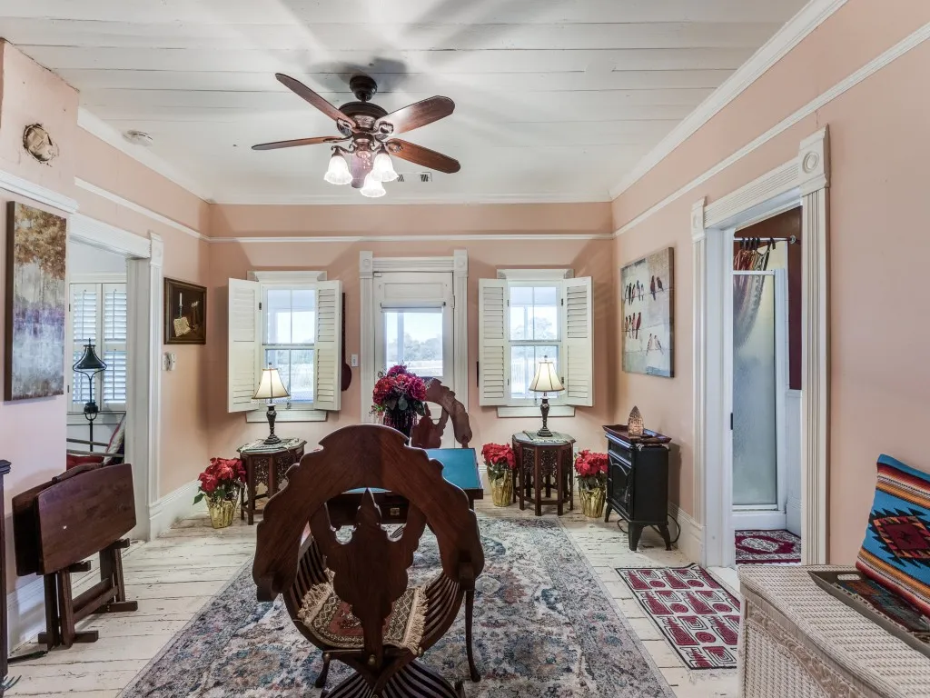 Single Family Residence For Sale in Cooke County , 392 Mt Pleasant Road, Valley View, Texas 76272, 3 Bedroom, 2 Bathroom, 2 Garage spaces, 2,027 Sqft, built in 1920, Preowned, mls#21018043, Real Estate Agent in Valley View, Homes For Sale in Cooke county, Homes For Sale in Valley View, Realtor in Valley View Texas, Real Estate Brokerage Independent Realty Texas, Luminita Cordes Realtor