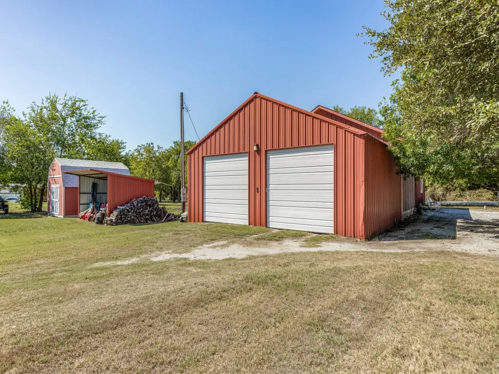 Single Family Residence For Sale in Cooke County , 392 Mt Pleasant Road, Valley View, Texas 76272, 3 Bedroom, 2 Bathroom, 2 Garage spaces, 2,027 Sqft, built in 1920, Preowned, mls#21018043, Real Estate Agent in Valley View, Homes For Sale in Cooke county, Homes For Sale in Valley View, Realtor in Valley View Texas, Real Estate Brokerage Independent Realty Texas, Luminita Cordes Realtor