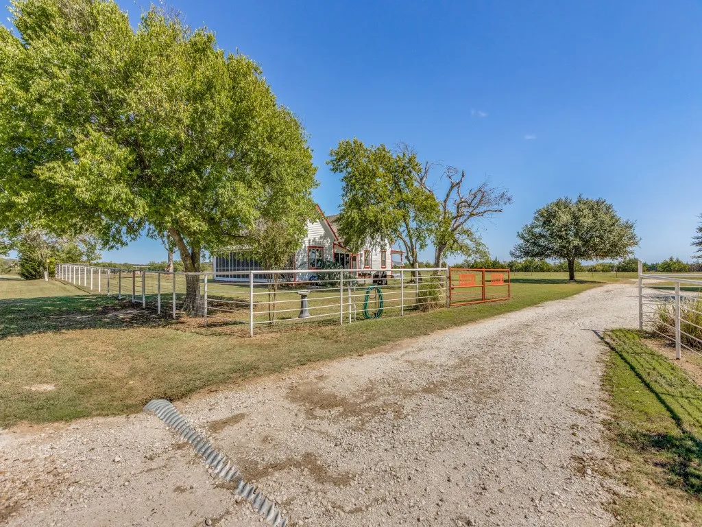 Single Family Residence For Sale in Cooke County , 392 Mt Pleasant Road, Valley View, Texas 76272, 3 Bedroom, 2 Bathroom, 2 Garage spaces, 2,027 Sqft, built in 1920, Preowned, mls#21018043, Real Estate Agent in Valley View, Homes For Sale in Cooke county, Homes For Sale in Valley View, Realtor in Valley View Texas, Real Estate Brokerage Independent Realty Texas, Luminita Cordes Realtor
