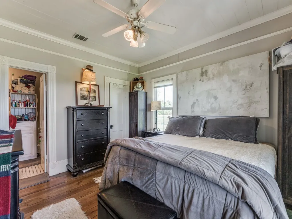 Single Family Residence For Sale in Cooke County , 392 Mt Pleasant Road, Valley View, Texas 76272, 3 Bedroom, 2 Bathroom, 2 Garage spaces, 2,027 Sqft, built in 1920, Preowned, mls#21018043, Real Estate Agent in Valley View, Homes For Sale in Cooke county, Homes For Sale in Valley View, Realtor in Valley View Texas, Real Estate Brokerage Independent Realty Texas, Luminita Cordes Realtor