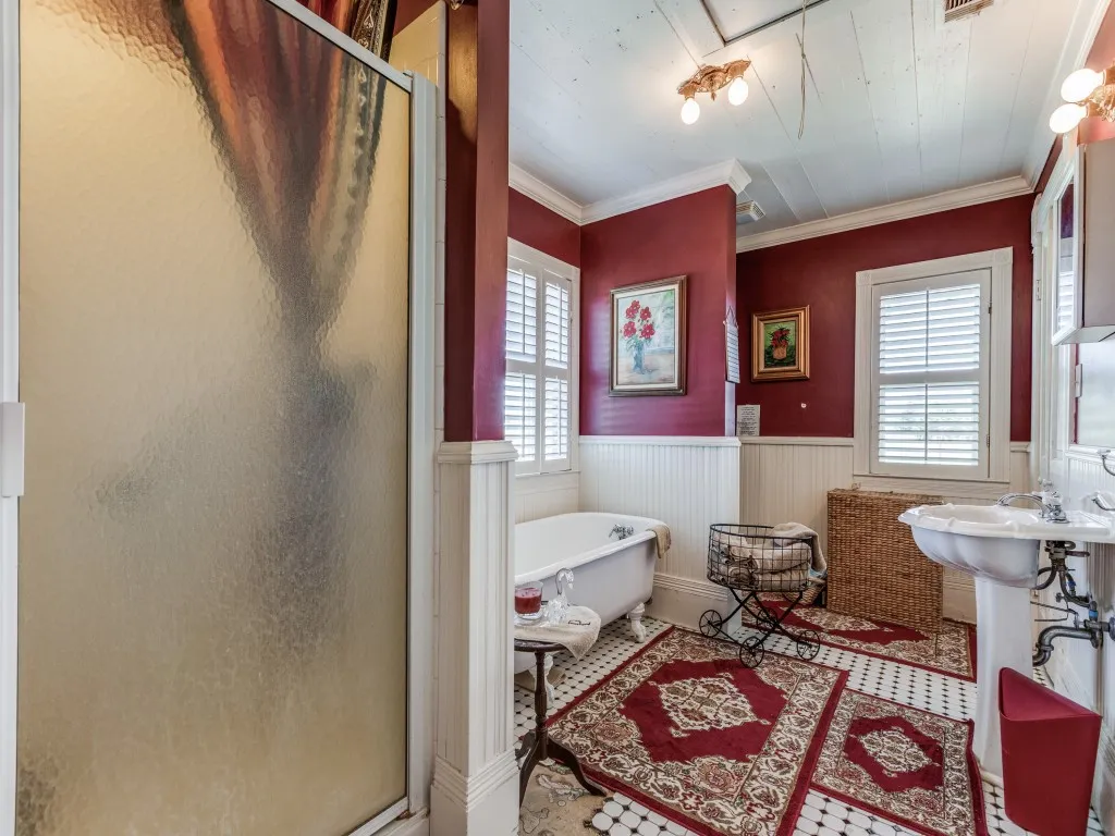 Single Family Residence For Sale in Cooke County , 392 Mt Pleasant Road, Valley View, Texas 76272, 3 Bedroom, 2 Bathroom, 2 Garage spaces, 2,027 Sqft, built in 1920, Preowned, mls#21018043, Real Estate Agent in Valley View, Homes For Sale in Cooke county, Homes For Sale in Valley View, Realtor in Valley View Texas, Real Estate Brokerage Independent Realty Texas, Luminita Cordes Realtor