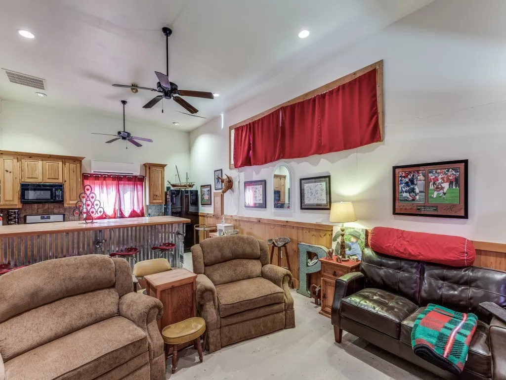 Single Family Residence For Sale in Cooke County , 392 Mt Pleasant Road, Valley View, Texas 76272, 3 Bedroom, 2 Bathroom, 2 Garage spaces, 2,027 Sqft, built in 1920, Preowned, mls#21018043, Real Estate Agent in Valley View, Homes For Sale in Cooke county, Homes For Sale in Valley View, Realtor in Valley View Texas, Real Estate Brokerage Independent Realty Texas, Luminita Cordes Realtor