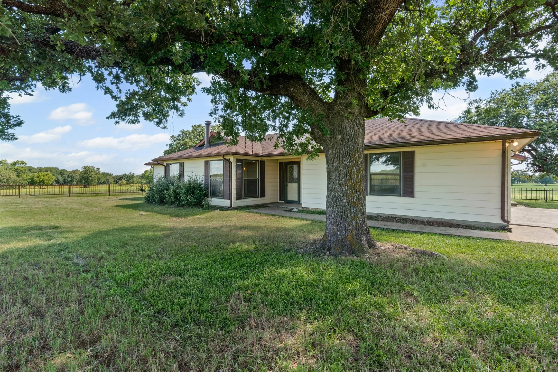 Single Family Residence For Sale in Hill County , 237 Hcr 1444, Blum, Texas 76627, 3 Bedroom, 2 Bathroom, 2 Garage spaces, 1,844 Sqft, built in 1984, Preowned, mls#21009578, Real Estate Agent in Blum, Homes For Sale in Hill county, Homes For Sale in Blum, Realtor in Blum Texas, Real Estate Brokerage Independent Realty Texas, Luminita Cordes Realtor