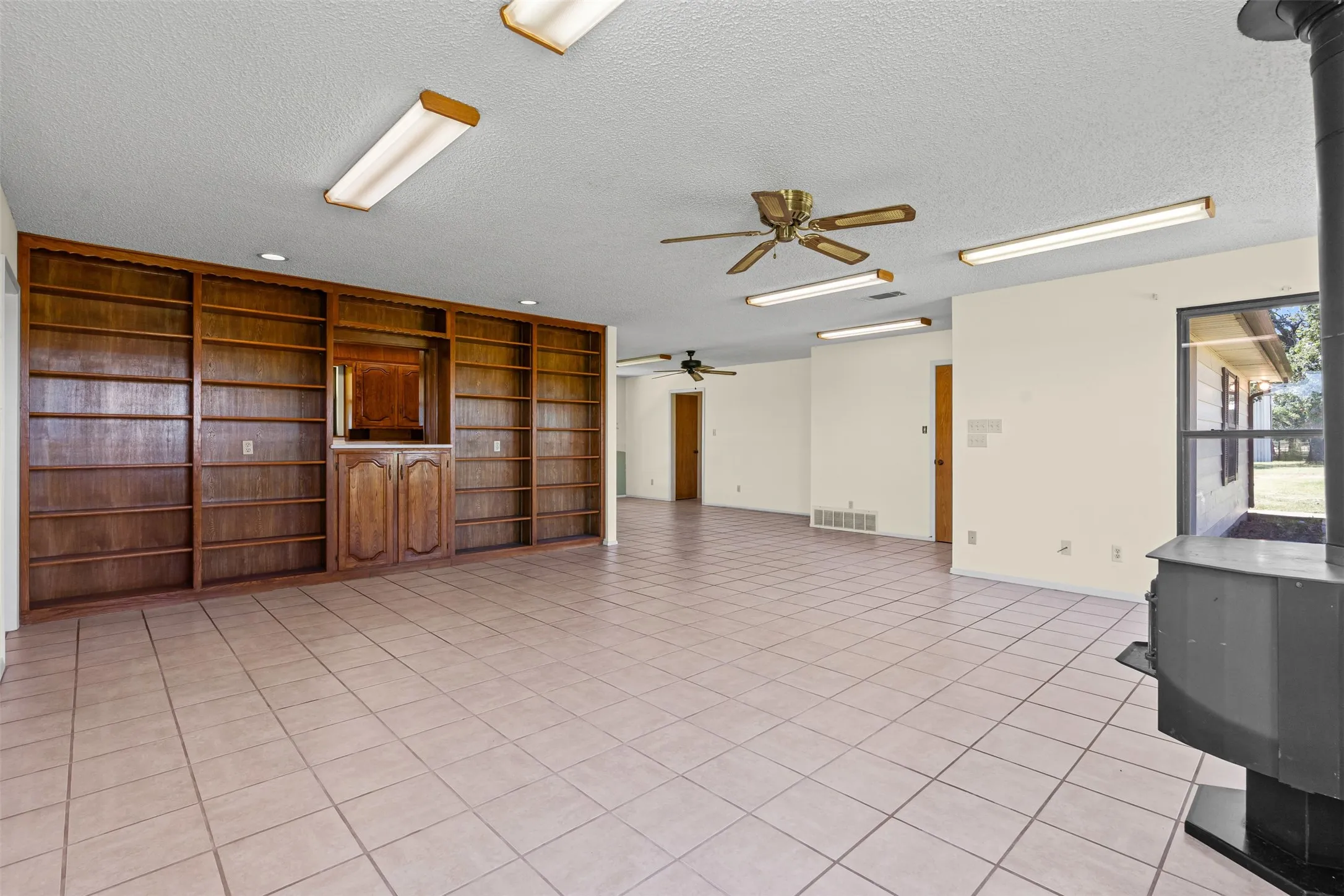 Single Family Residence For Sale in Hill County , 237 Hcr 1444, Blum, Texas 76627, 3 Bedroom, 2 Bathroom, 2 Garage spaces, 1,844 Sqft, built in 1984, Preowned, mls#21009578, Real Estate Agent in Blum, Homes For Sale in Hill county, Homes For Sale in Blum, Realtor in Blum Texas, Real Estate Brokerage Independent Realty Texas, Luminita Cordes Realtor