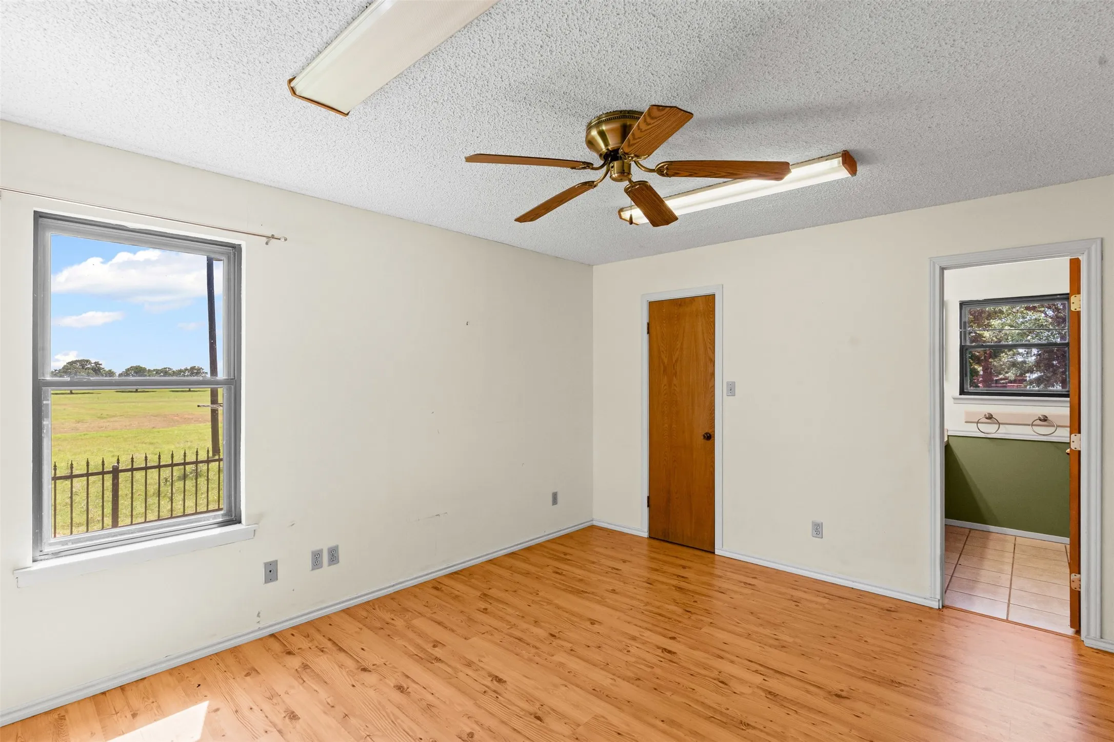 Single Family Residence For Sale in Hill County , 237 Hcr 1444, Blum, Texas 76627, 3 Bedroom, 2 Bathroom, 2 Garage spaces, 1,844 Sqft, built in 1984, Preowned, mls#21009578, Real Estate Agent in Blum, Homes For Sale in Hill county, Homes For Sale in Blum, Realtor in Blum Texas, Real Estate Brokerage Independent Realty Texas, Luminita Cordes Realtor