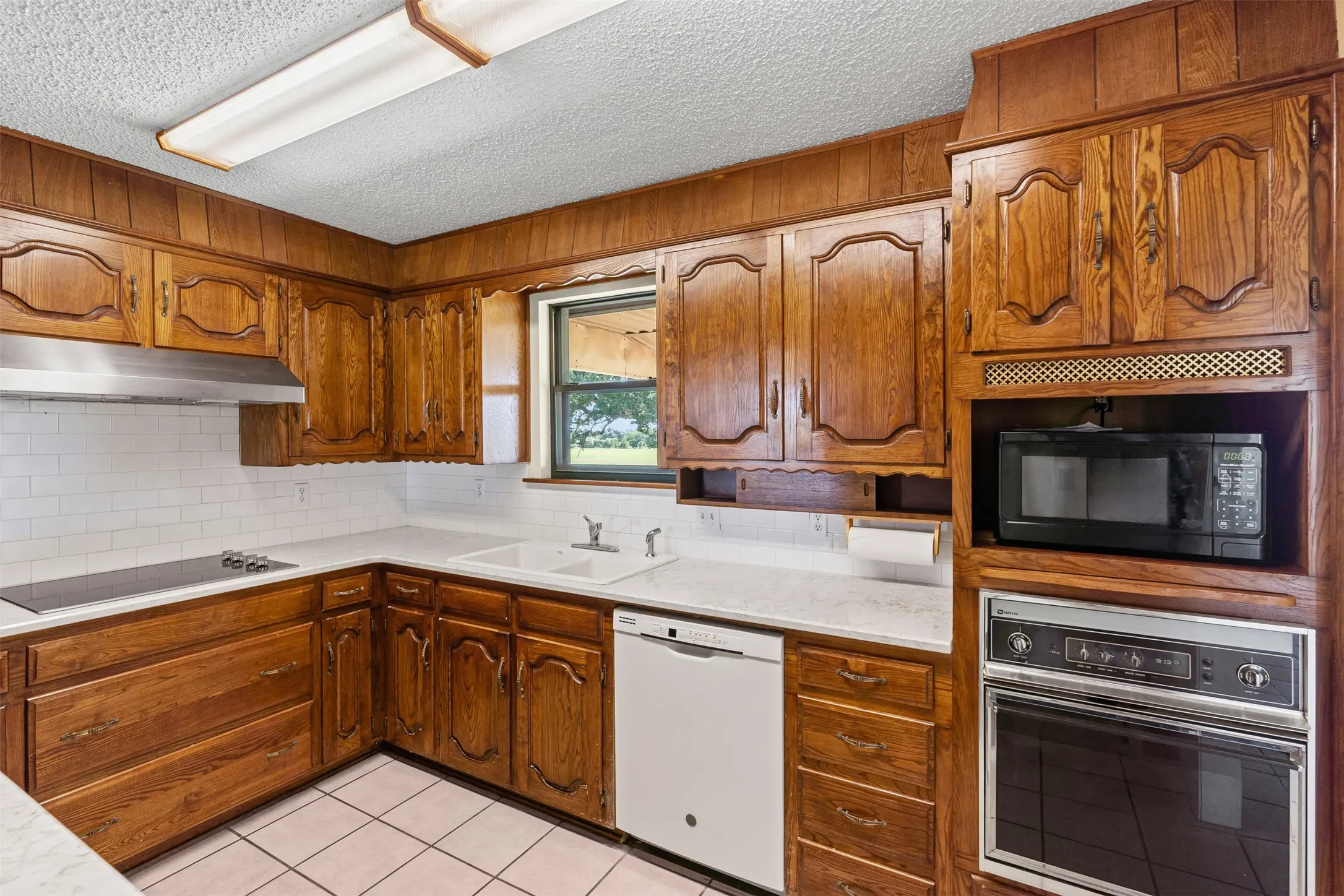 Single Family Residence For Sale in Hill County , 237 Hcr 1444, Blum, Texas 76627, 3 Bedroom, 2 Bathroom, 2 Garage spaces, 1,844 Sqft, built in 1984, Preowned, mls#21009578, Real Estate Agent in Blum, Homes For Sale in Hill county, Homes For Sale in Blum, Realtor in Blum Texas, Real Estate Brokerage Independent Realty Texas, Luminita Cordes Realtor