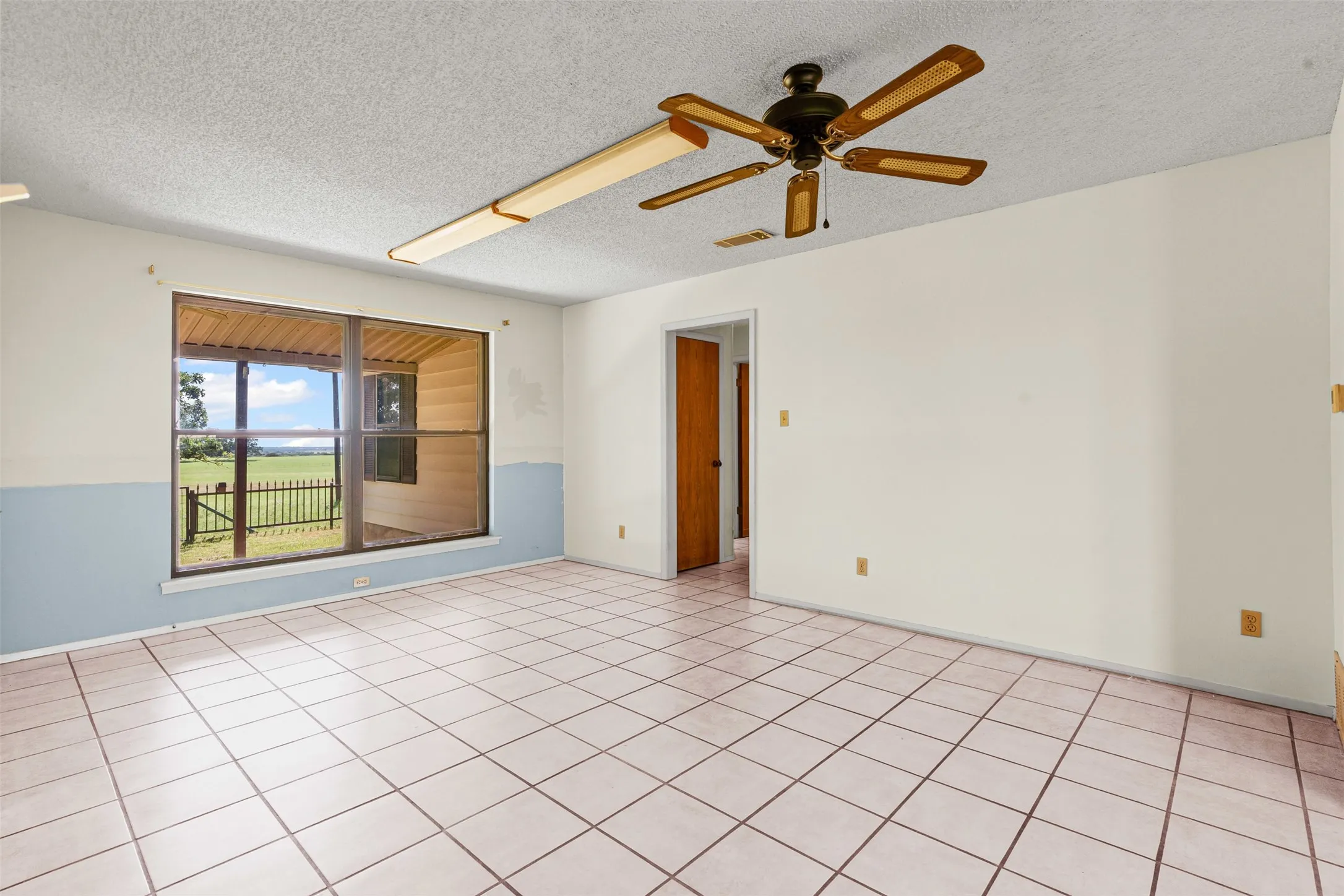 Single Family Residence For Sale in Hill County , 237 Hcr 1444, Blum, Texas 76627, 3 Bedroom, 2 Bathroom, 2 Garage spaces, 1,844 Sqft, built in 1984, Preowned, mls#21009578, Real Estate Agent in Blum, Homes For Sale in Hill county, Homes For Sale in Blum, Realtor in Blum Texas, Real Estate Brokerage Independent Realty Texas, Luminita Cordes Realtor