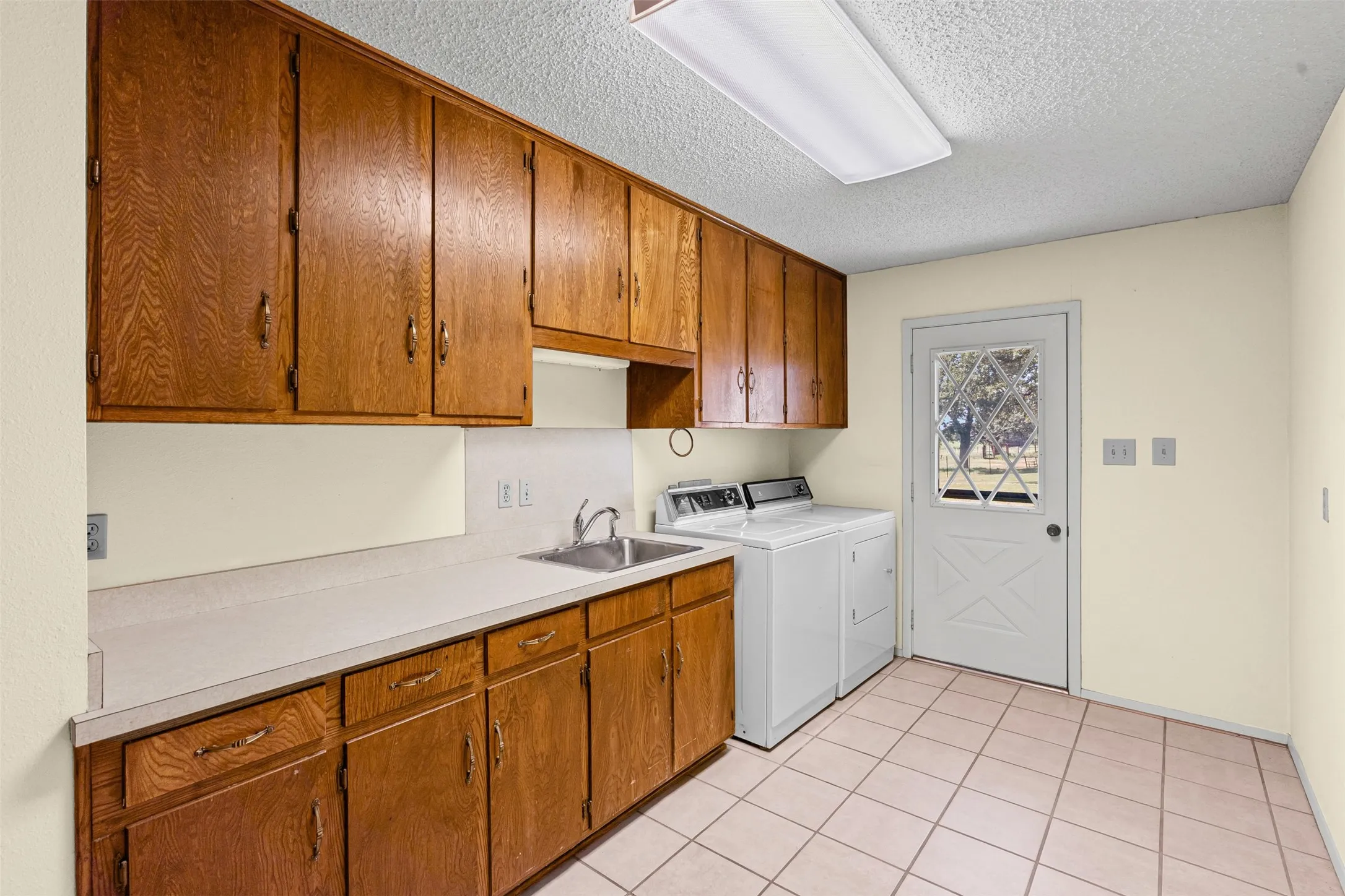 Single Family Residence For Sale in Hill County , 237 Hcr 1444, Blum, Texas 76627, 3 Bedroom, 2 Bathroom, 2 Garage spaces, 1,844 Sqft, built in 1984, Preowned, mls#21009578, Real Estate Agent in Blum, Homes For Sale in Hill county, Homes For Sale in Blum, Realtor in Blum Texas, Real Estate Brokerage Independent Realty Texas, Luminita Cordes Realtor