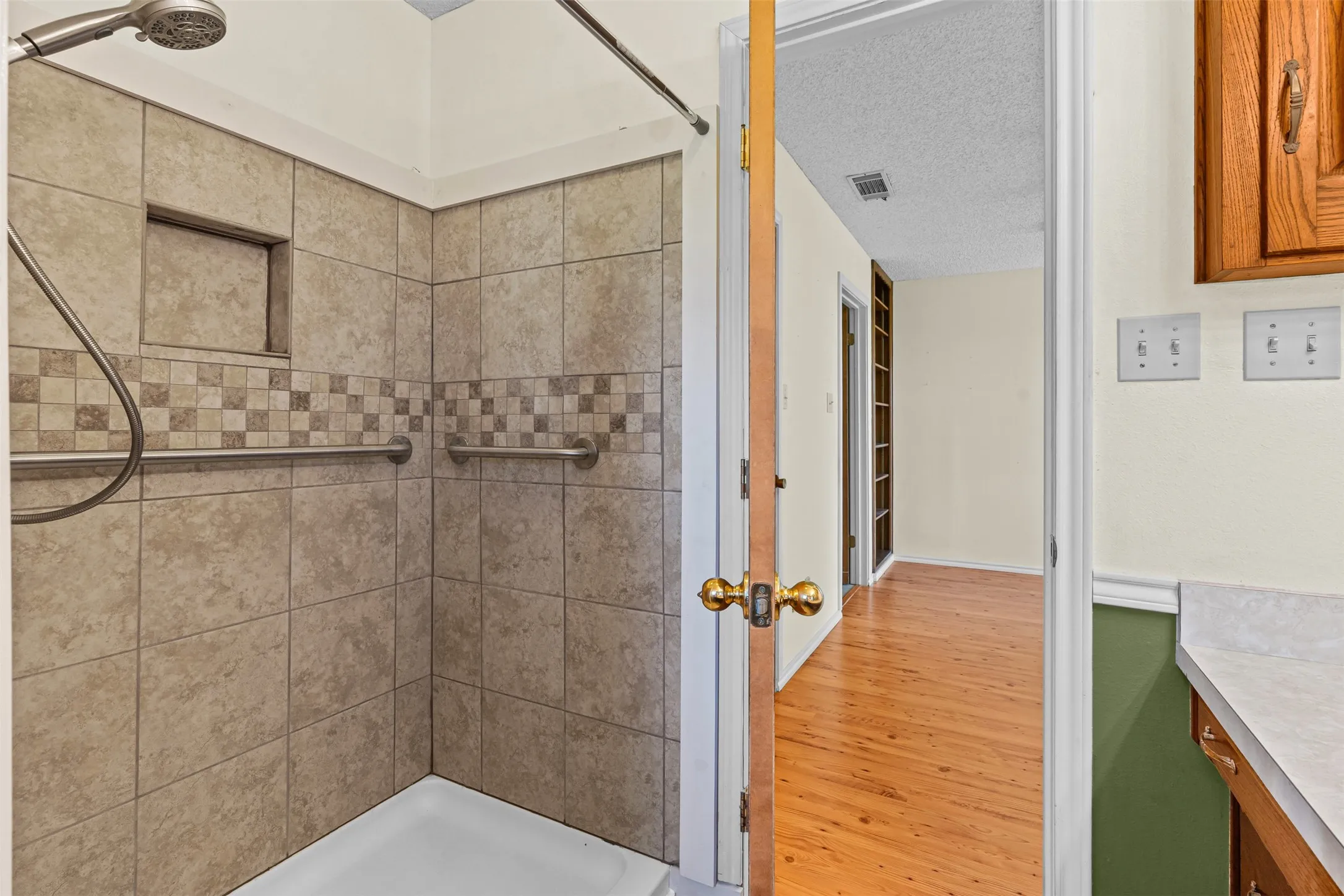 Single Family Residence For Sale in Hill County , 237 Hcr 1444, Blum, Texas 76627, 3 Bedroom, 2 Bathroom, 2 Garage spaces, 1,844 Sqft, built in 1984, Preowned, mls#21009578, Real Estate Agent in Blum, Homes For Sale in Hill county, Homes For Sale in Blum, Realtor in Blum Texas, Real Estate Brokerage Independent Realty Texas, Luminita Cordes Realtor