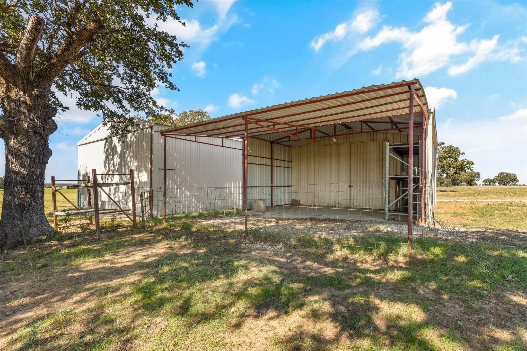 Single Family Residence For Sale in Hill County , 237 Hcr 1444, Blum, Texas 76627, 3 Bedroom, 2 Bathroom, 2 Garage spaces, 1,844 Sqft, built in 1984, Preowned, mls#21009578, Real Estate Agent in Blum, Homes For Sale in Hill county, Homes For Sale in Blum, Realtor in Blum Texas, Real Estate Brokerage Independent Realty Texas, Luminita Cordes Realtor
