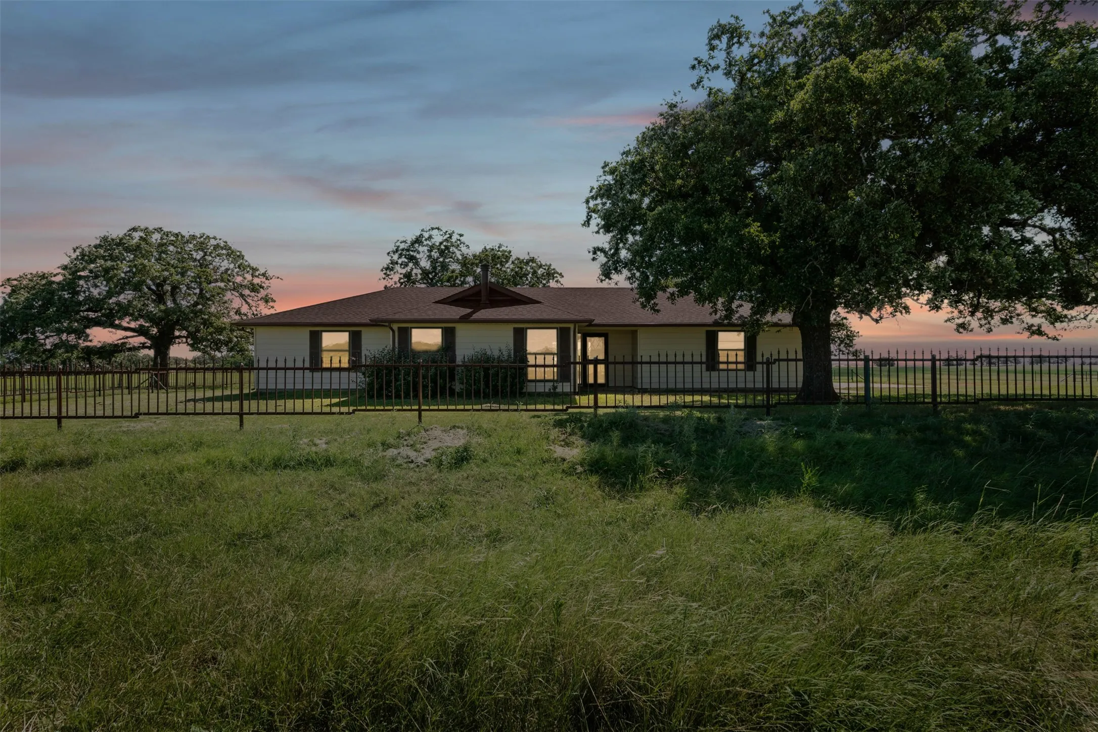 Single Family Residence For Sale in Hill County , 237 Hcr 1444, Blum, Texas 76627, 3 Bedroom, 2 Bathroom, 2 Garage spaces, 1,844 Sqft, built in 1984, Preowned, mls#21009578, Real Estate Agent in Blum, Homes For Sale in Hill county, Homes For Sale in Blum, Realtor in Blum Texas, Real Estate Brokerage Independent Realty Texas, Luminita Cordes Realtor