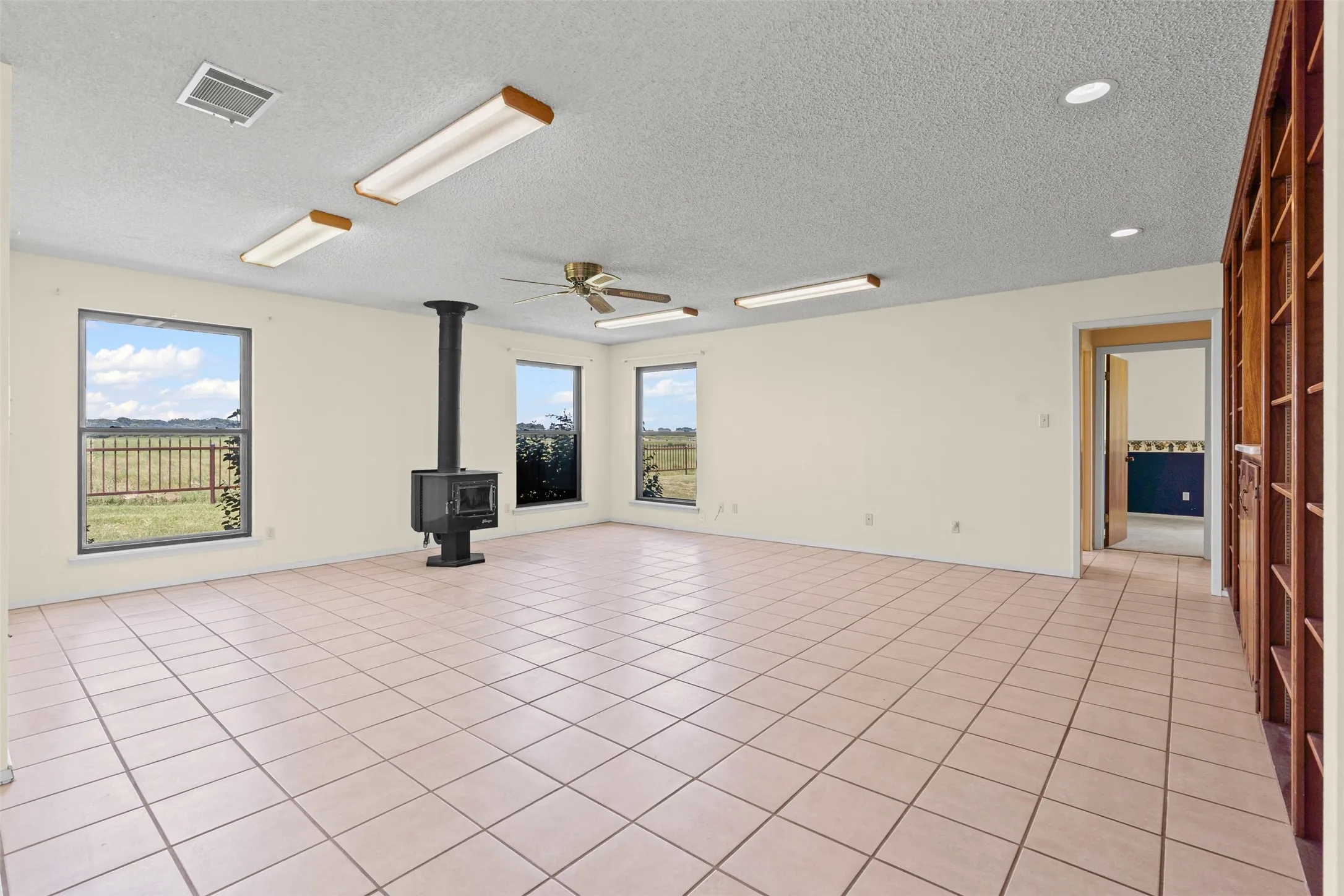 Single Family Residence For Sale in Hill County , 237 Hcr 1444, Blum, Texas 76627, 3 Bedroom, 2 Bathroom, 2 Garage spaces, 1,844 Sqft, built in 1984, Preowned, mls#21009578, Real Estate Agent in Blum, Homes For Sale in Hill county, Homes For Sale in Blum, Realtor in Blum Texas, Real Estate Brokerage Independent Realty Texas, Luminita Cordes Realtor