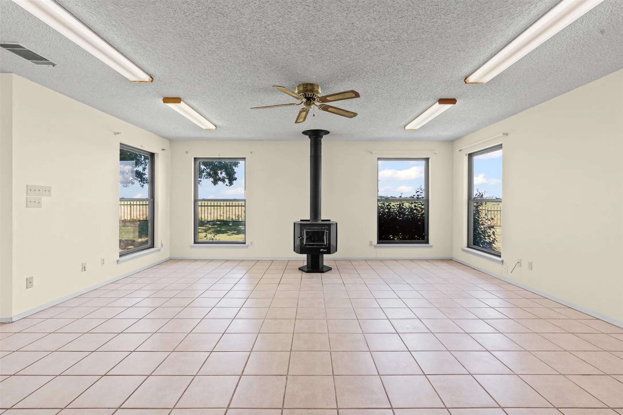 Single Family Residence For Sale in Hill County , 237 Hcr 1444, Blum, Texas 76627, 3 Bedroom, 2 Bathroom, 2 Garage spaces, 1,844 Sqft, built in 1984, Preowned, mls#21009578, Real Estate Agent in Blum, Homes For Sale in Hill county, Homes For Sale in Blum, Realtor in Blum Texas, Real Estate Brokerage Independent Realty Texas, Luminita Cordes Realtor