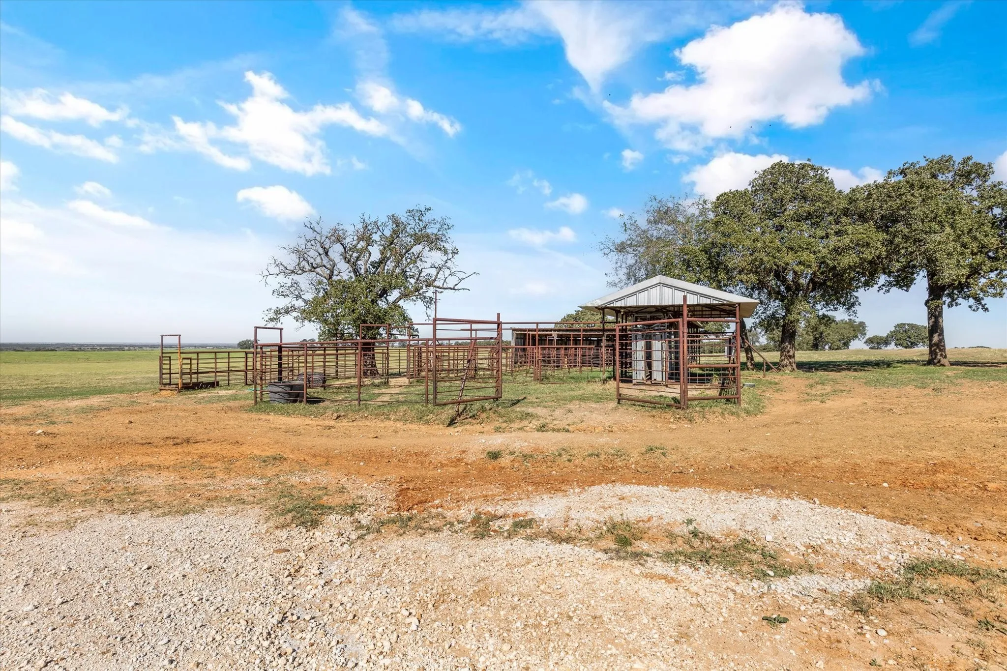 Single Family Residence For Sale in Hill County , 237 Hcr 1444, Blum, Texas 76627, 3 Bedroom, 2 Bathroom, 2 Garage spaces, 1,844 Sqft, built in 1984, Preowned, mls#21009578, Real Estate Agent in Blum, Homes For Sale in Hill county, Homes For Sale in Blum, Realtor in Blum Texas, Real Estate Brokerage Independent Realty Texas, Luminita Cordes Realtor