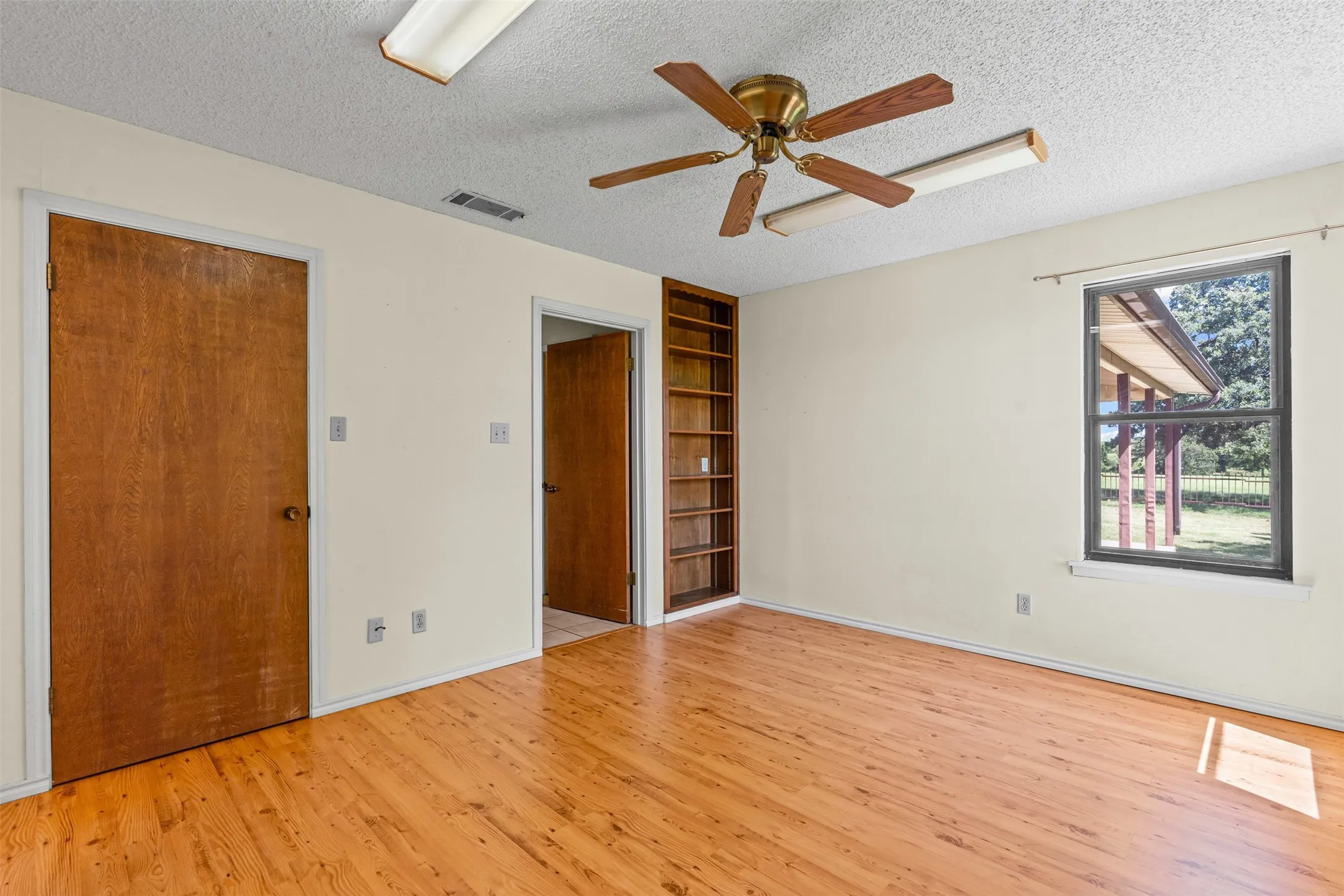 Single Family Residence For Sale in Hill County , 237 Hcr 1444, Blum, Texas 76627, 3 Bedroom, 2 Bathroom, 2 Garage spaces, 1,844 Sqft, built in 1984, Preowned, mls#21009578, Real Estate Agent in Blum, Homes For Sale in Hill county, Homes For Sale in Blum, Realtor in Blum Texas, Real Estate Brokerage Independent Realty Texas, Luminita Cordes Realtor