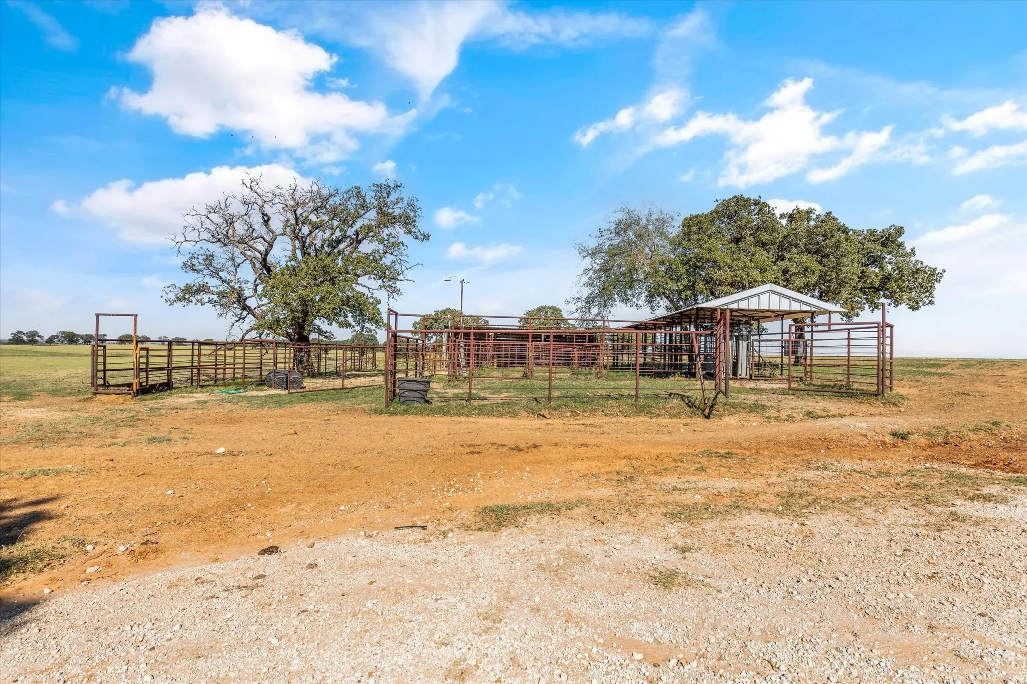 Single Family Residence For Sale in Hill County , 237 Hcr 1444, Blum, Texas 76627, 3 Bedroom, 2 Bathroom, 2 Garage spaces, 1,844 Sqft, built in 1984, Preowned, mls#21009578, Real Estate Agent in Blum, Homes For Sale in Hill county, Homes For Sale in Blum, Realtor in Blum Texas, Real Estate Brokerage Independent Realty Texas, Luminita Cordes Realtor