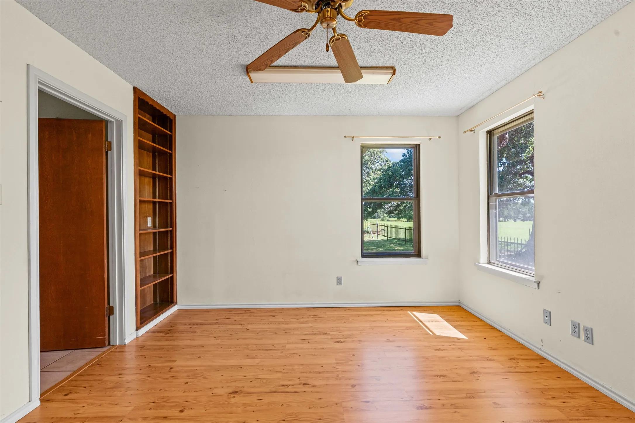 Single Family Residence For Sale in Hill County , 237 Hcr 1444, Blum, Texas 76627, 3 Bedroom, 2 Bathroom, 2 Garage spaces, 1,844 Sqft, built in 1984, Preowned, mls#21009578, Real Estate Agent in Blum, Homes For Sale in Hill county, Homes For Sale in Blum, Realtor in Blum Texas, Real Estate Brokerage Independent Realty Texas, Luminita Cordes Realtor