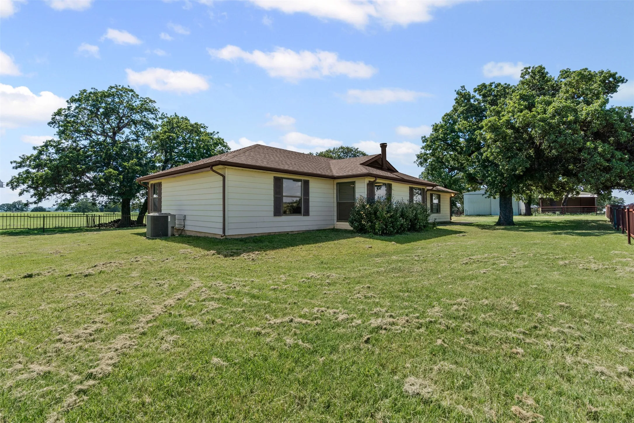 Single Family Residence For Sale in Hill County , 237 Hcr 1444, Blum, Texas 76627, 3 Bedroom, 2 Bathroom, 2 Garage spaces, 1,844 Sqft, built in 1984, Preowned, mls#21009578, Real Estate Agent in Blum, Homes For Sale in Hill county, Homes For Sale in Blum, Realtor in Blum Texas, Real Estate Brokerage Independent Realty Texas, Luminita Cordes Realtor