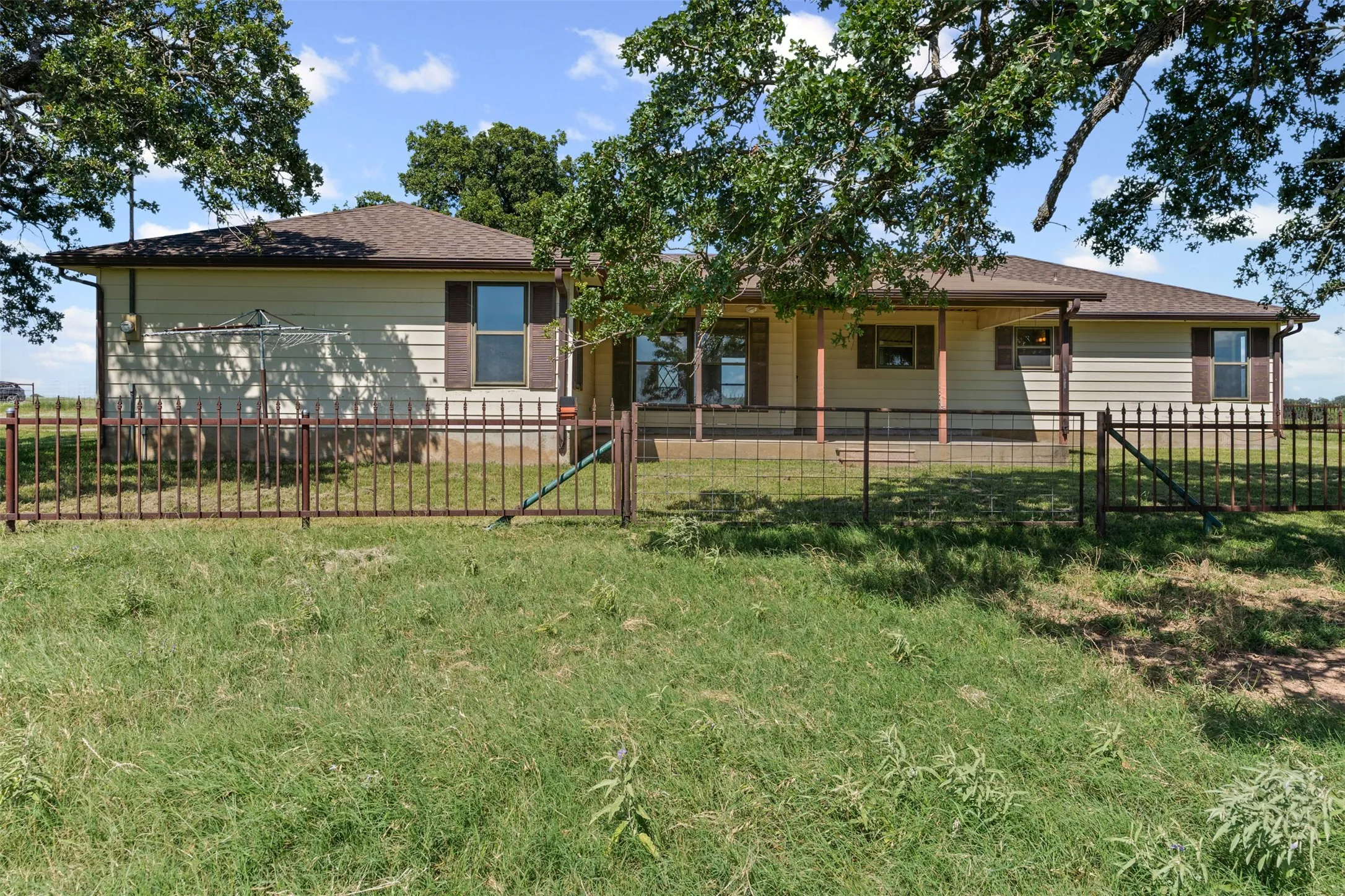 Single Family Residence For Sale in Hill County , 237 Hcr 1444, Blum, Texas 76627, 3 Bedroom, 2 Bathroom, 2 Garage spaces, 1,844 Sqft, built in 1984, Preowned, mls#21009578, Real Estate Agent in Blum, Homes For Sale in Hill county, Homes For Sale in Blum, Realtor in Blum Texas, Real Estate Brokerage Independent Realty Texas, Luminita Cordes Realtor
