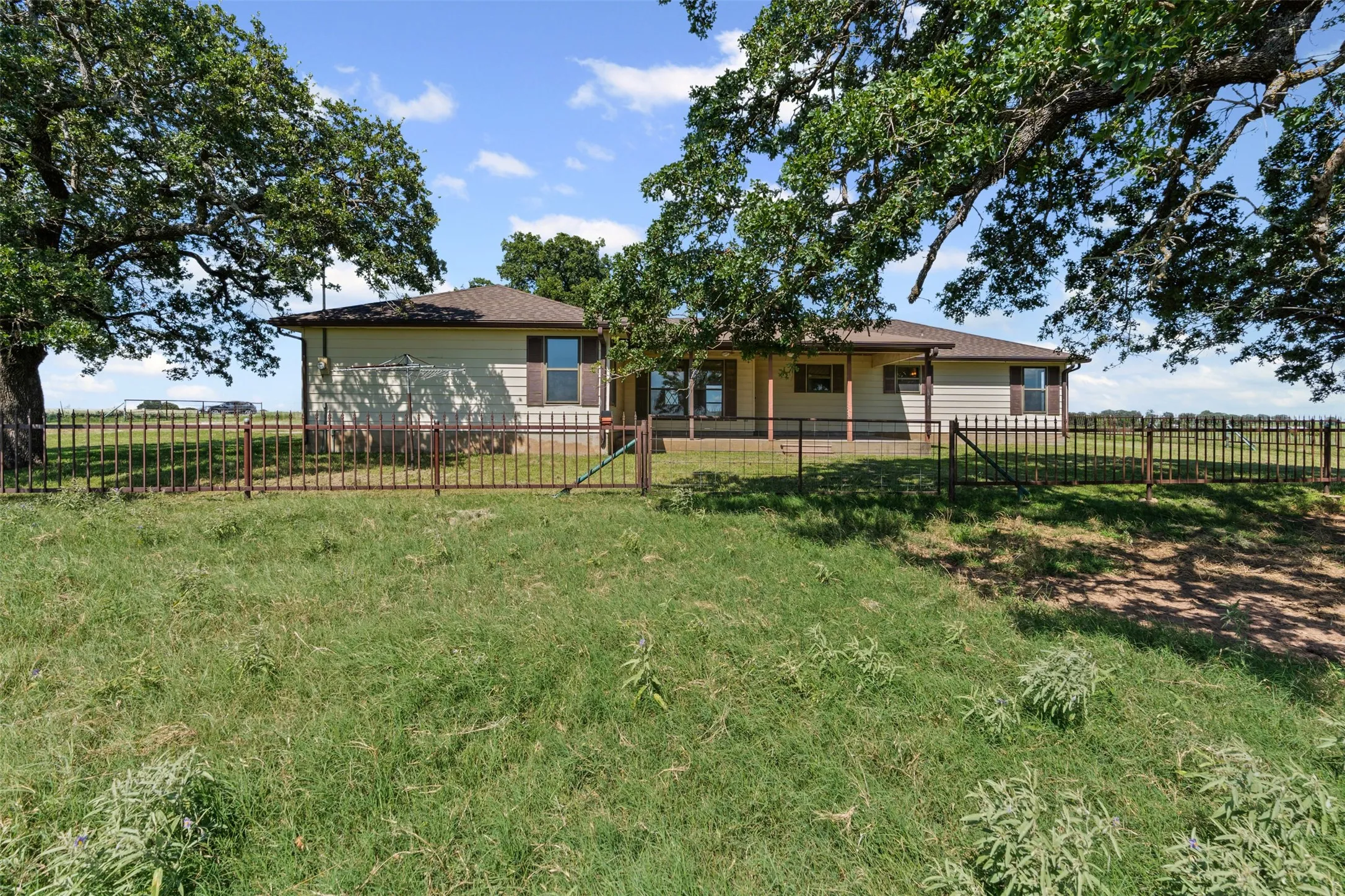 Single Family Residence For Sale in Hill County , 237 Hcr 1444, Blum, Texas 76627, 3 Bedroom, 2 Bathroom, 2 Garage spaces, 1,844 Sqft, built in 1984, Preowned, mls#21009578, Real Estate Agent in Blum, Homes For Sale in Hill county, Homes For Sale in Blum, Realtor in Blum Texas, Real Estate Brokerage Independent Realty Texas, Luminita Cordes Realtor