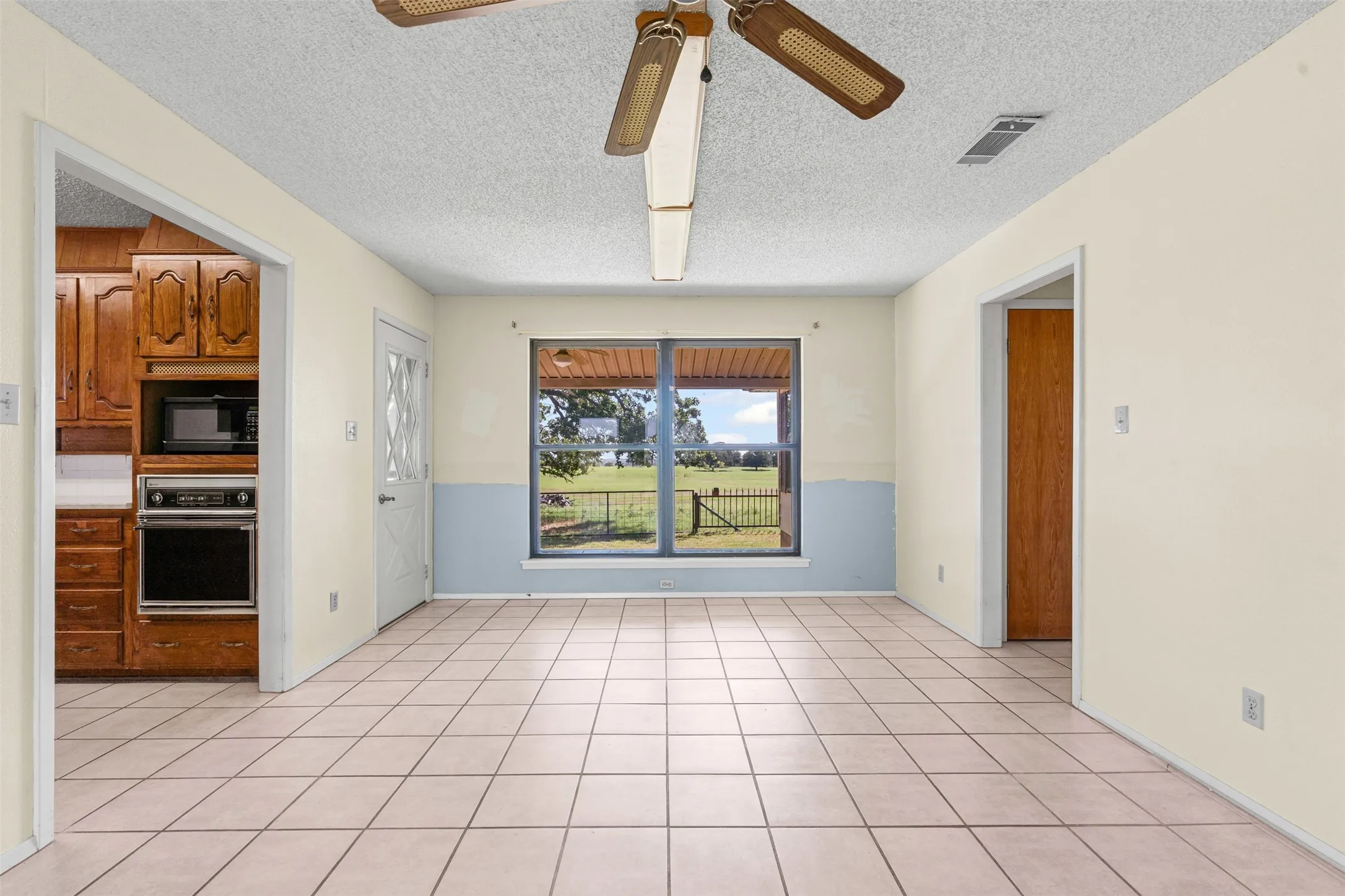 Single Family Residence For Sale in Hill County , 237 Hcr 1444, Blum, Texas 76627, 3 Bedroom, 2 Bathroom, 2 Garage spaces, 1,844 Sqft, built in 1984, Preowned, mls#21009578, Real Estate Agent in Blum, Homes For Sale in Hill county, Homes For Sale in Blum, Realtor in Blum Texas, Real Estate Brokerage Independent Realty Texas, Luminita Cordes Realtor