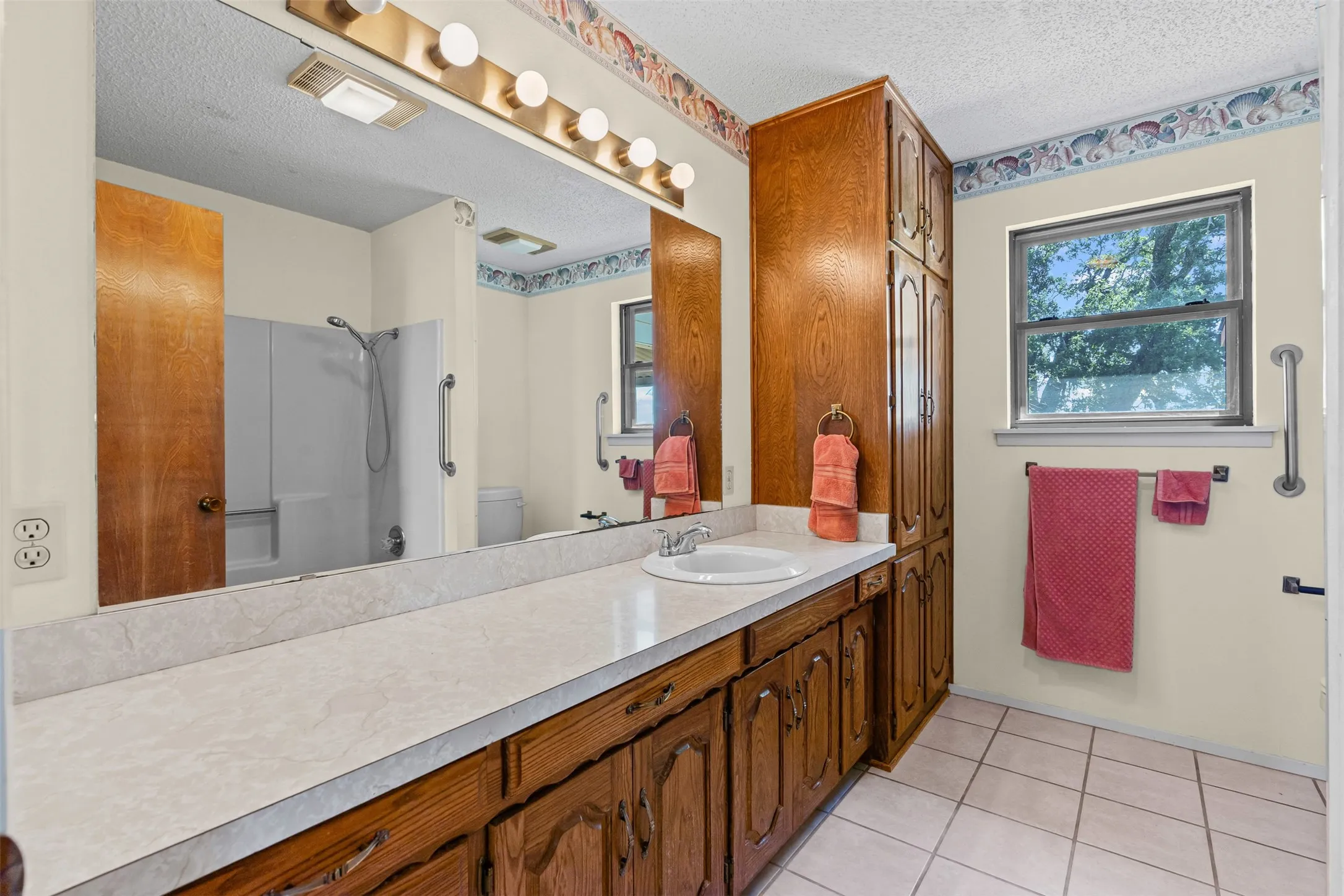 Single Family Residence For Sale in Hill County , 237 Hcr 1444, Blum, Texas 76627, 3 Bedroom, 2 Bathroom, 2 Garage spaces, 1,844 Sqft, built in 1984, Preowned, mls#21009578, Real Estate Agent in Blum, Homes For Sale in Hill county, Homes For Sale in Blum, Realtor in Blum Texas, Real Estate Brokerage Independent Realty Texas, Luminita Cordes Realtor