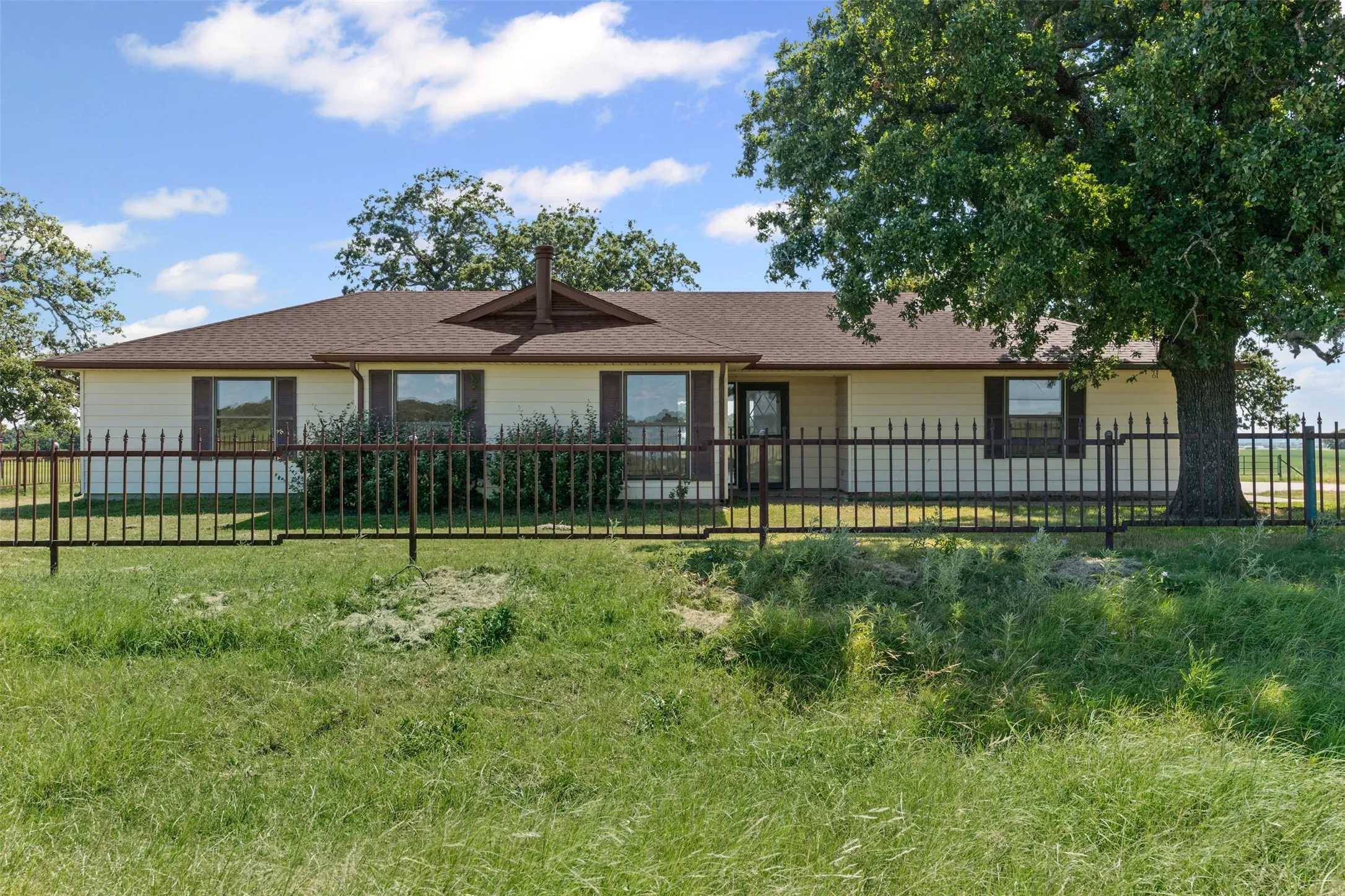 Single Family Residence For Sale in Hill County , 237 Hcr 1444, Blum, Texas 76627, 3 Bedroom, 2 Bathroom, 2 Garage spaces, 1,844 Sqft, built in 1984, Preowned, mls#21009578, Real Estate Agent in Blum, Homes For Sale in Hill county, Homes For Sale in Blum, Realtor in Blum Texas, Real Estate Brokerage Independent Realty Texas, Luminita Cordes Realtor
