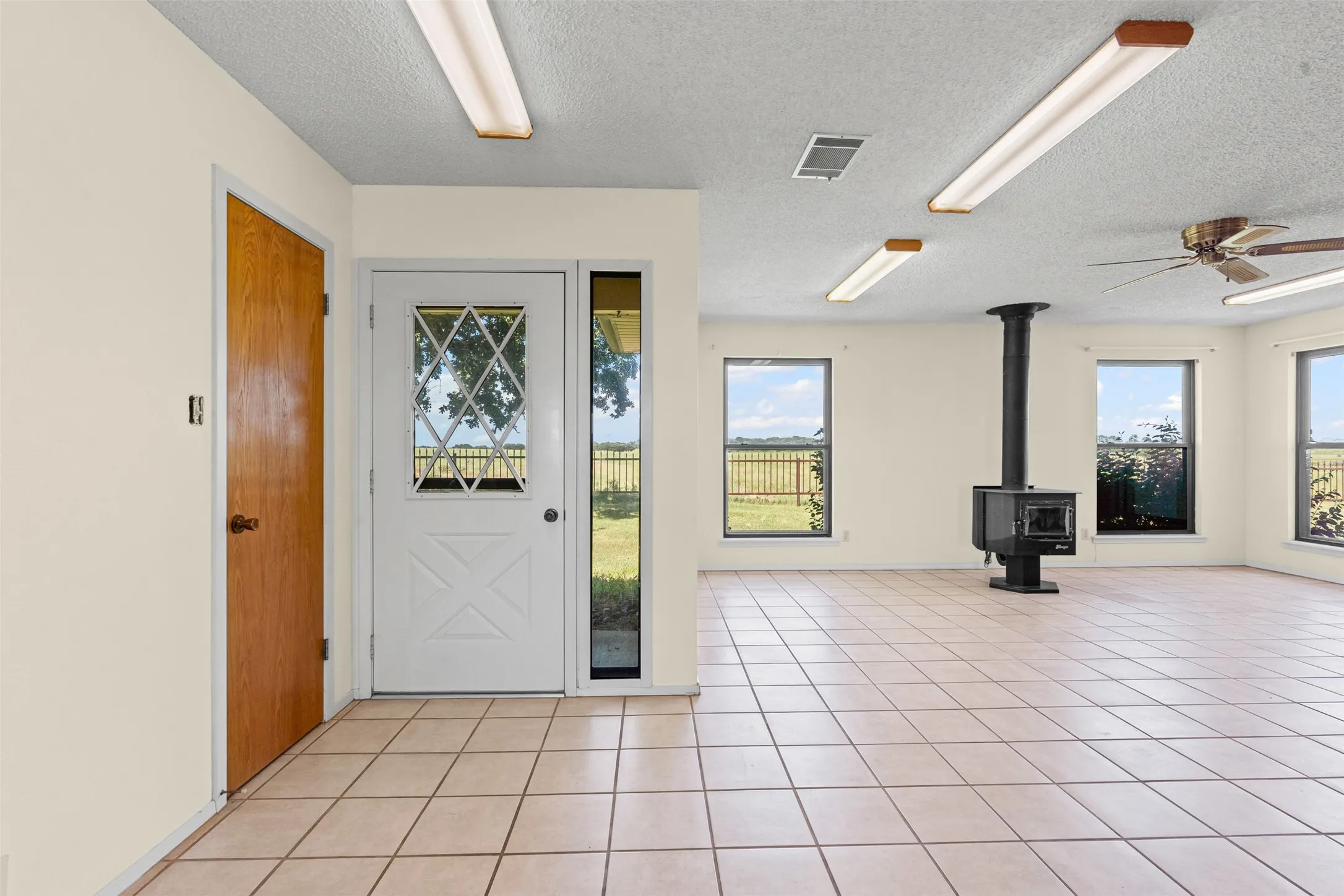 Single Family Residence For Sale in Hill County , 237 Hcr 1444, Blum, Texas 76627, 3 Bedroom, 2 Bathroom, 2 Garage spaces, 1,844 Sqft, built in 1984, Preowned, mls#21009578, Real Estate Agent in Blum, Homes For Sale in Hill county, Homes For Sale in Blum, Realtor in Blum Texas, Real Estate Brokerage Independent Realty Texas, Luminita Cordes Realtor