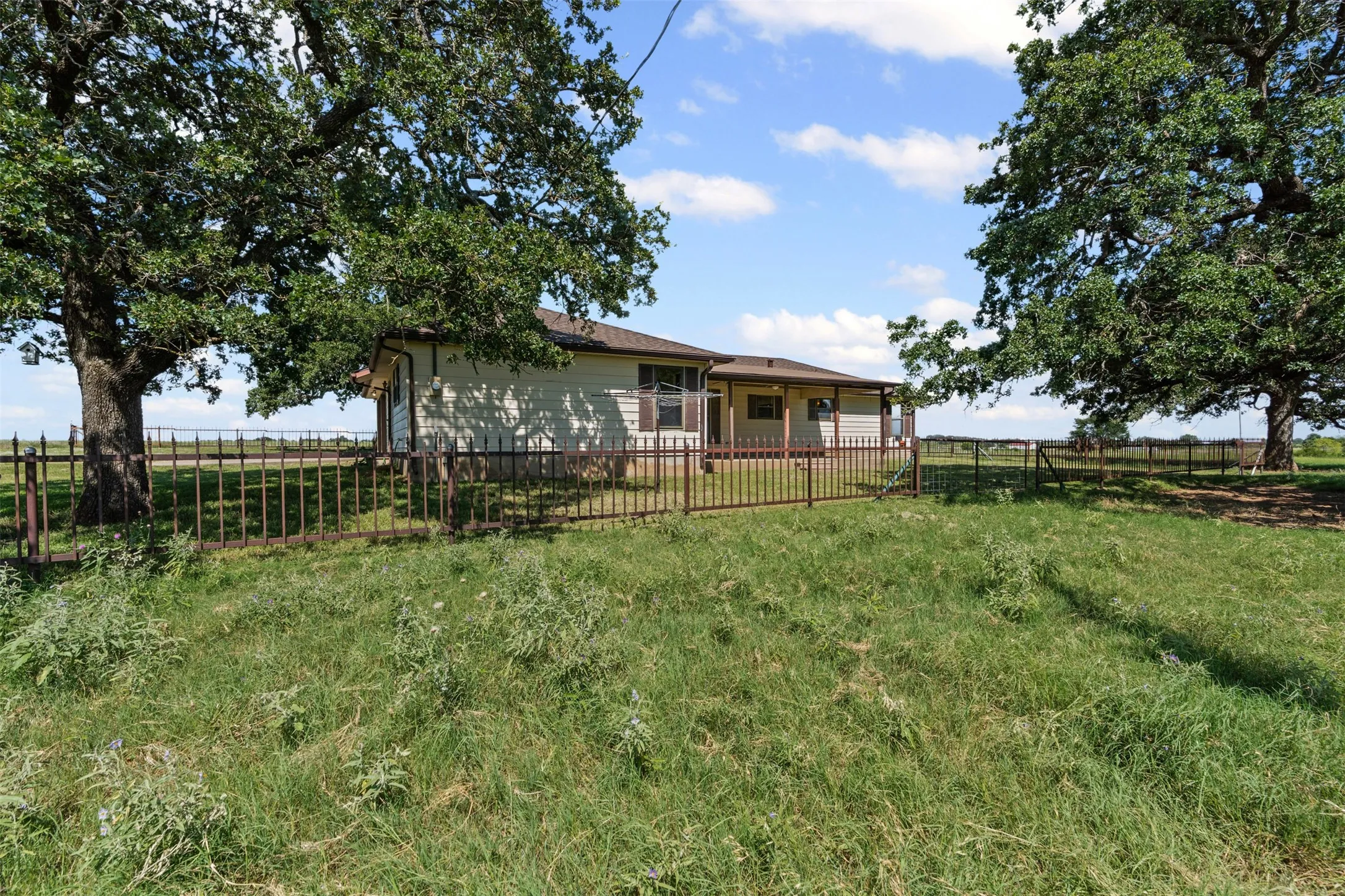 Single Family Residence For Sale in Hill County , 237 Hcr 1444, Blum, Texas 76627, 3 Bedroom, 2 Bathroom, 2 Garage spaces, 1,844 Sqft, built in 1984, Preowned, mls#21009578, Real Estate Agent in Blum, Homes For Sale in Hill county, Homes For Sale in Blum, Realtor in Blum Texas, Real Estate Brokerage Independent Realty Texas, Luminita Cordes Realtor