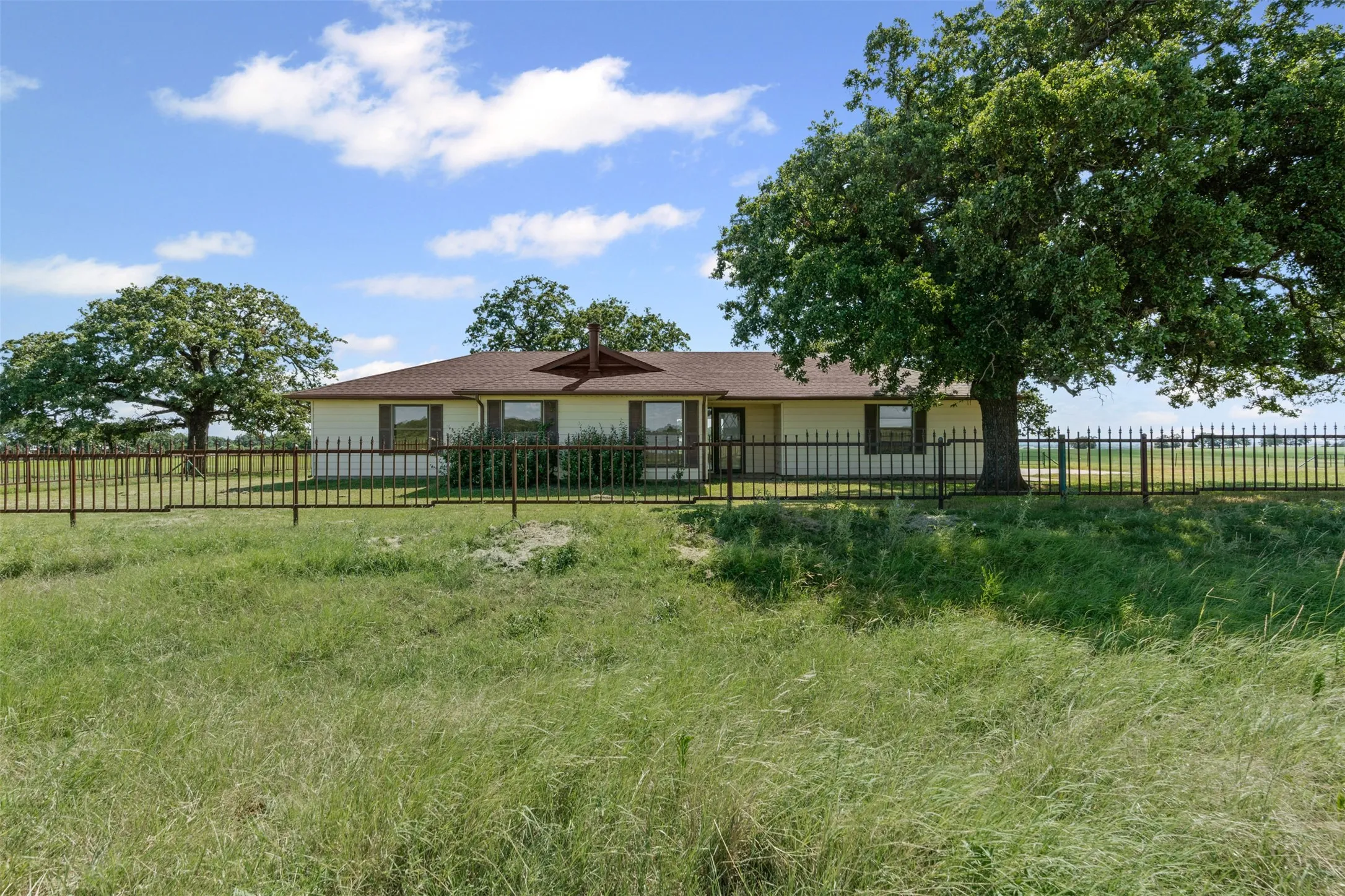Single Family Residence For Sale in Hill County , 237 Hcr 1444, Blum, Texas 76627, 3 Bedroom, 2 Bathroom, 2 Garage spaces, 1,844 Sqft, built in 1984, Preowned, mls#21009578, Real Estate Agent in Blum, Homes For Sale in Hill county, Homes For Sale in Blum, Realtor in Blum Texas, Real Estate Brokerage Independent Realty Texas, Luminita Cordes Realtor