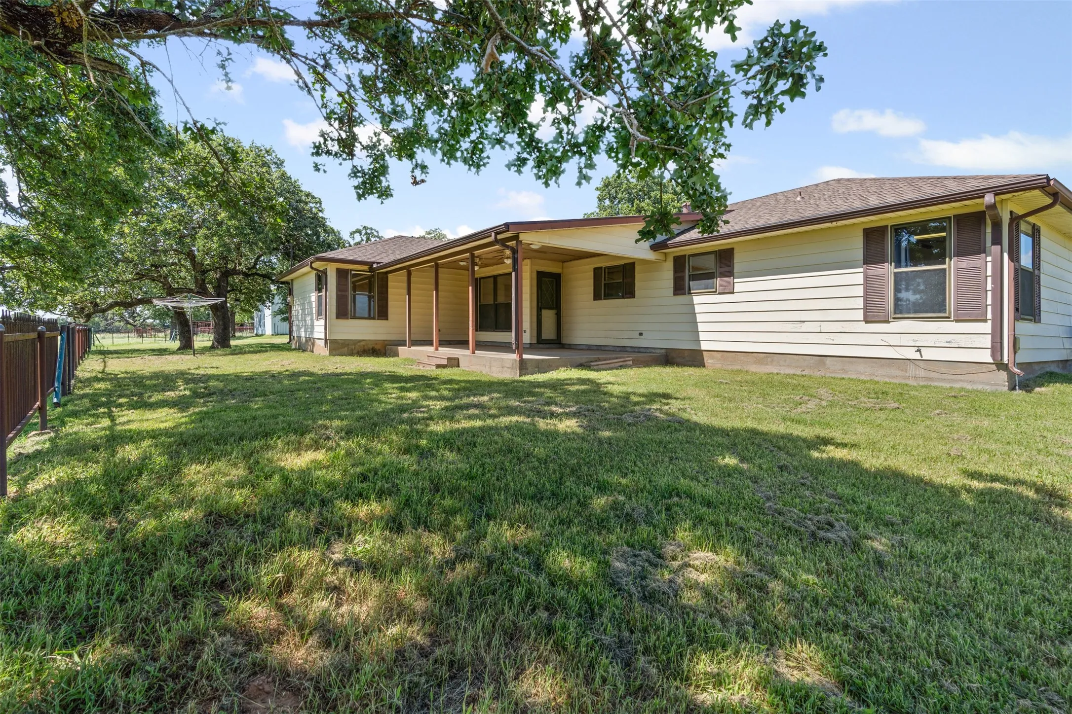 Single Family Residence For Sale in Hill County , 237 Hcr 1444, Blum, Texas 76627, 3 Bedroom, 2 Bathroom, 2 Garage spaces, 1,844 Sqft, built in 1984, Preowned, mls#21009578, Real Estate Agent in Blum, Homes For Sale in Hill county, Homes For Sale in Blum, Realtor in Blum Texas, Real Estate Brokerage Independent Realty Texas, Luminita Cordes Realtor