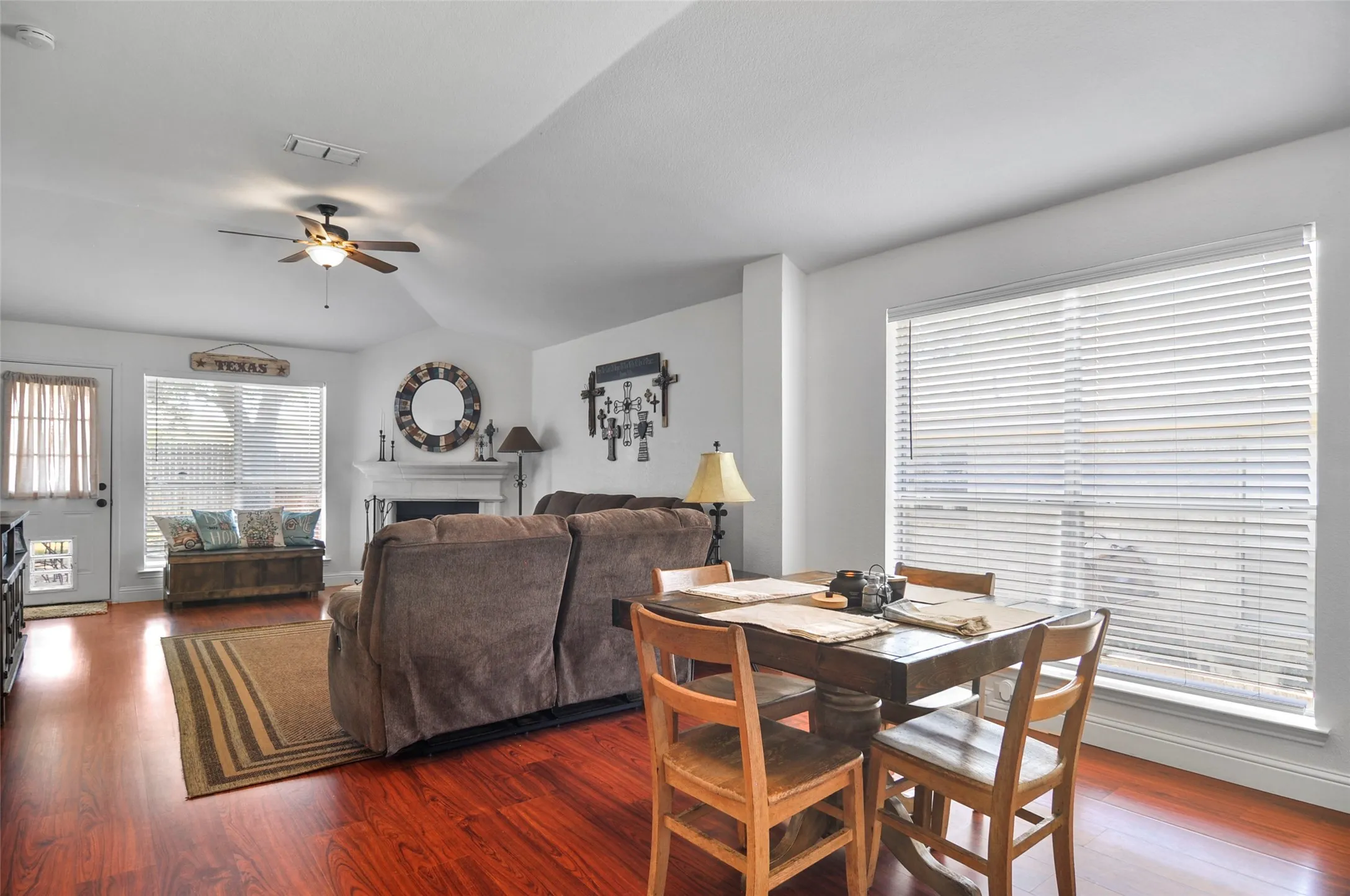 Single Family Residence For Sale in Tarrant County , 2529 Nogales Drive, Fort Worth, Texas 76108, 3 Bedroom, 2 Bathroom, 2 Garage spaces, 1,425 Sqft, built in 2001, mls#21018942, Real Estate Agent in Fort Worth, Homes For Sale in Tarrant county, Homes For Sale in Fort Worth, Realtor in Fort Worth Texas, Real Estate Brokerage Independent Realty Texas, Luminita Cordes Realtor
