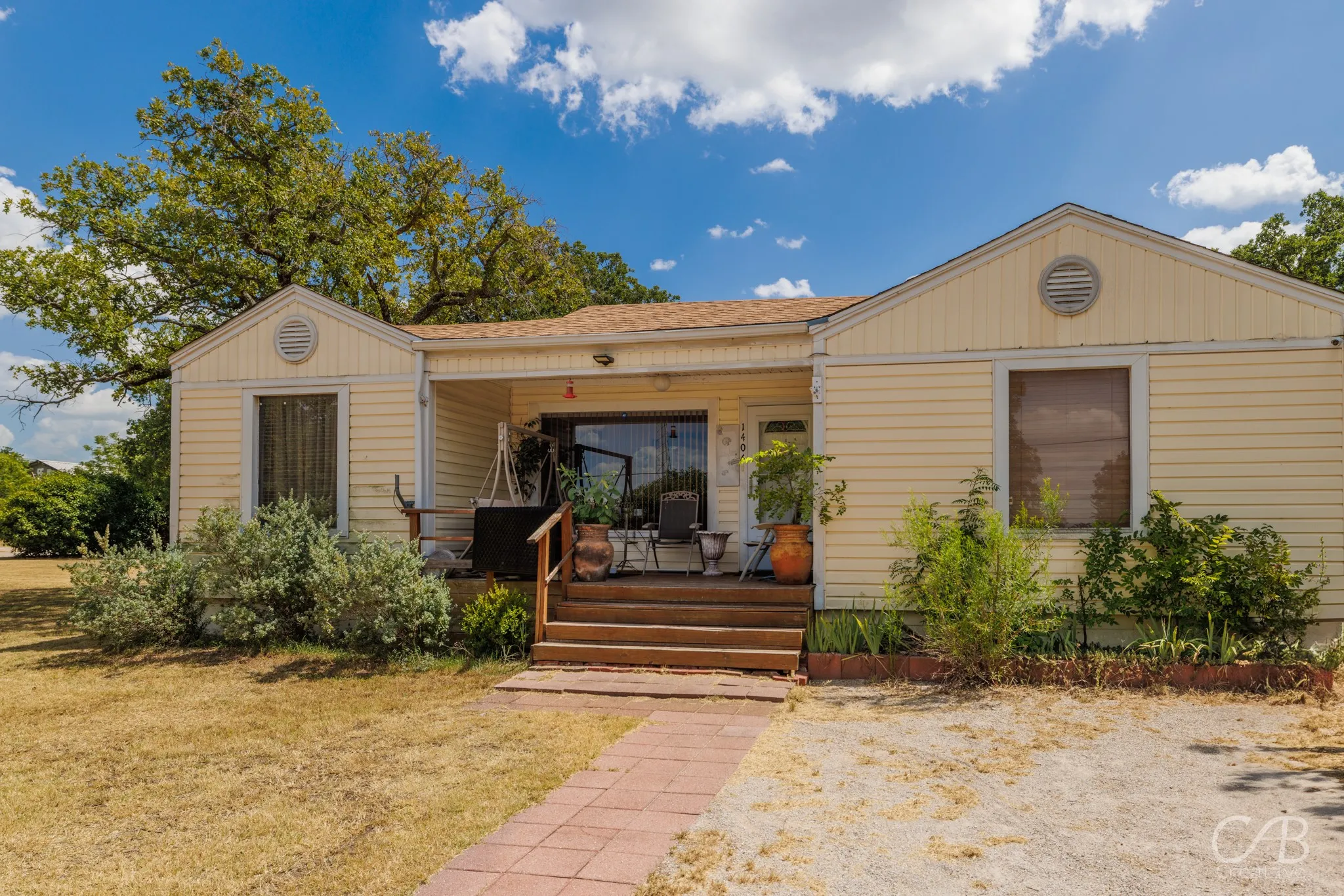 Single Family Residence For Sale in Eastland County , 1406 W Commerce Street, Eastland, Texas 76448, 3 Bedrooms, 2 Bathrooms, Garage spaces, 1,598 Sqft, built in 1940, Price $180,000, mls#21017177, Real Estate Agent in Eastland, Homes For Sale in Eastland county, Homes For Sale in Eastland, Realtor in Eastland Texas, Real Estate Brokerage Independent Realty Texas, Luminita Cordes Realtor