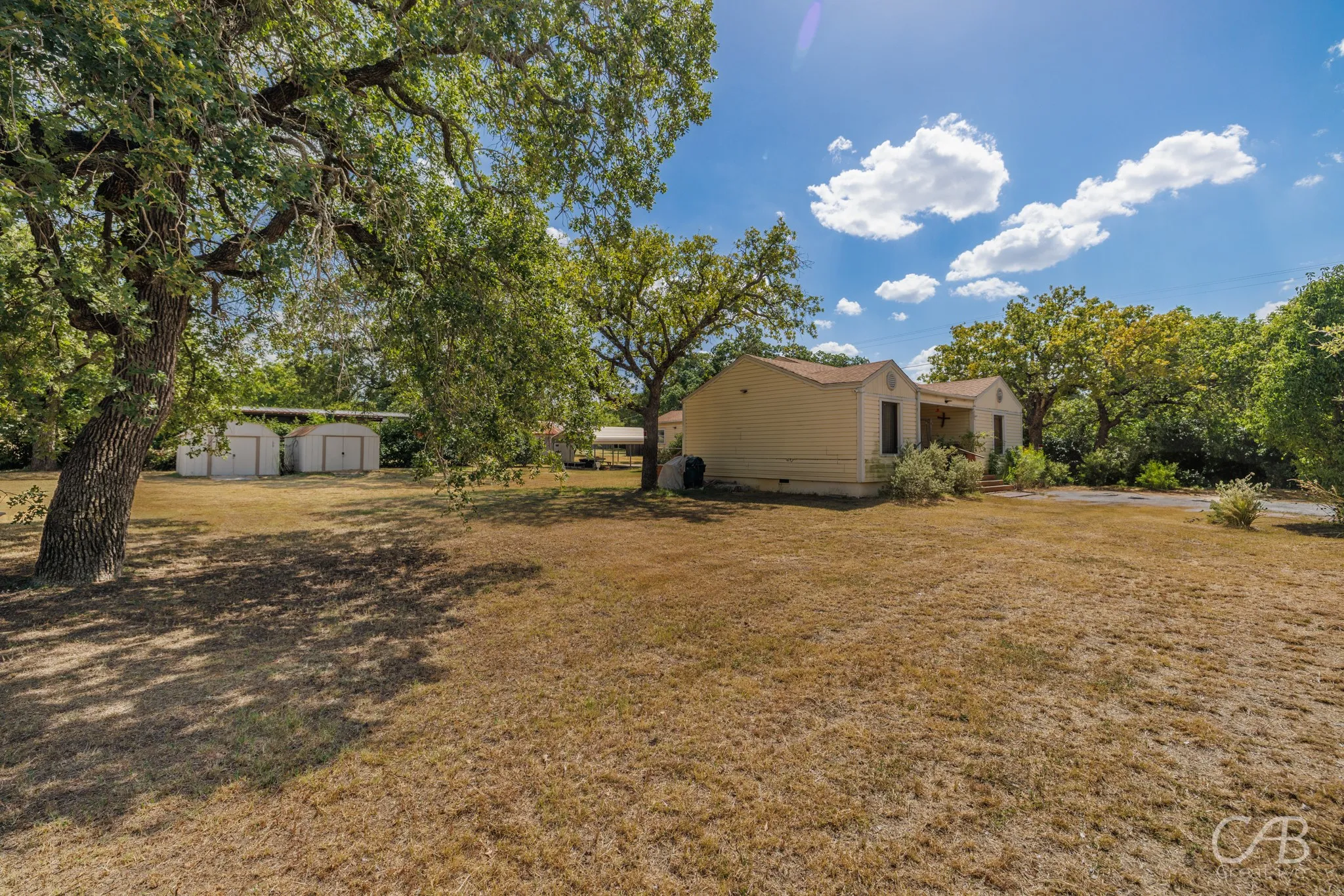 Single Family Residence For Sale in Eastland County , 1406 W Commerce Street, Eastland, Texas 76448, 3 Bedrooms, 2 Bathrooms, Garage spaces, 1,598 Sqft, built in 1940, Price $180,000, mls#21017177, Real Estate Agent in Eastland, Homes For Sale in Eastland county, Homes For Sale in Eastland, Realtor in Eastland Texas, Real Estate Brokerage Independent Realty Texas, Luminita Cordes Realtor