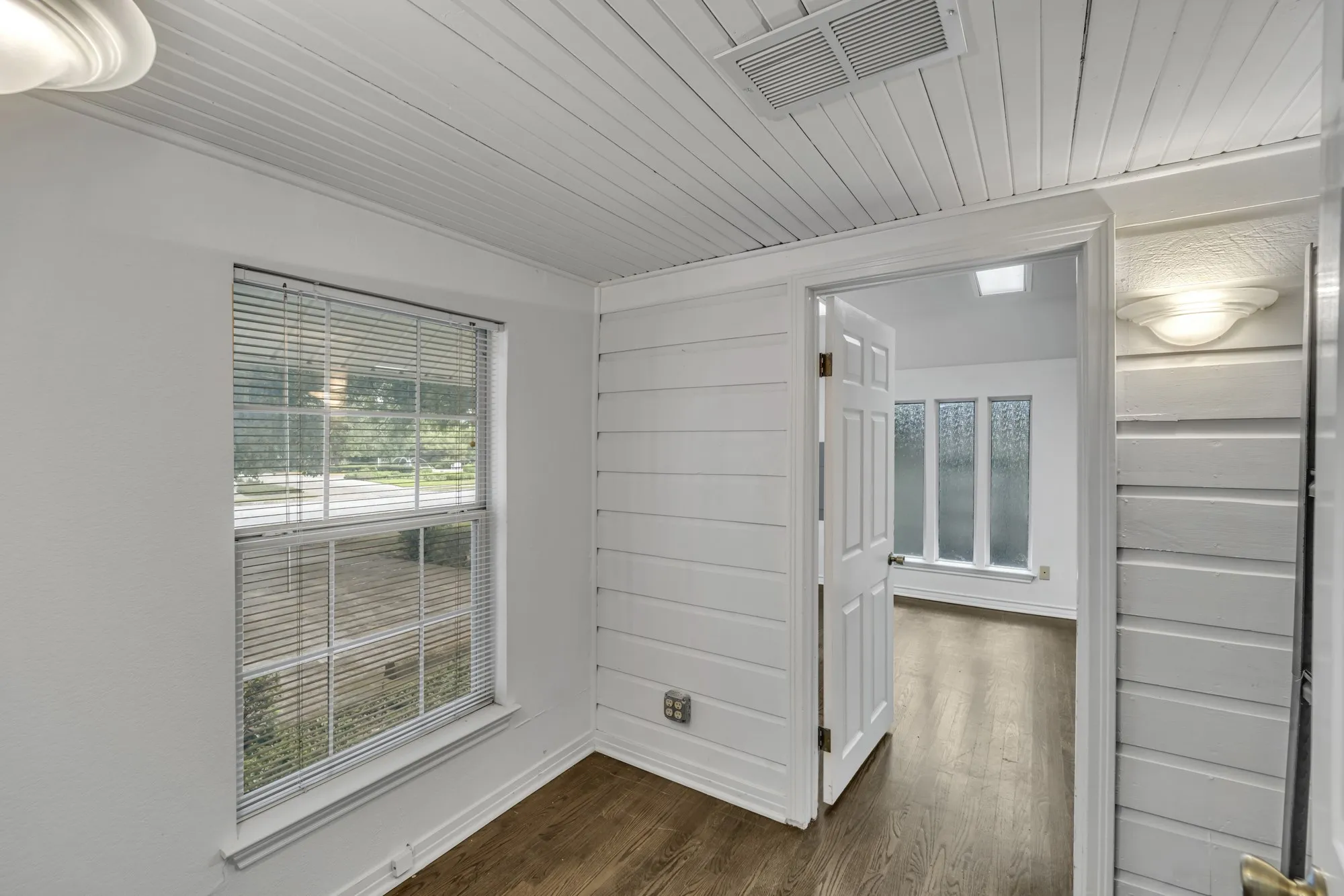 Office For Rent in Tarrant County , 1313 W Abram Street, Arlington, Texas 76013, 0, 0, Garage spaces, 1,349 Sqft, built in 1938, Preowned, mls#21018604, Real Estate Agent in Arlington, Homes For Rent in Tarrant county, Homes For Rent in Arlington, Realtor in Arlington Texas, Real Estate Brokerage Independent Realty Texas, Luminita Cordes Realtor