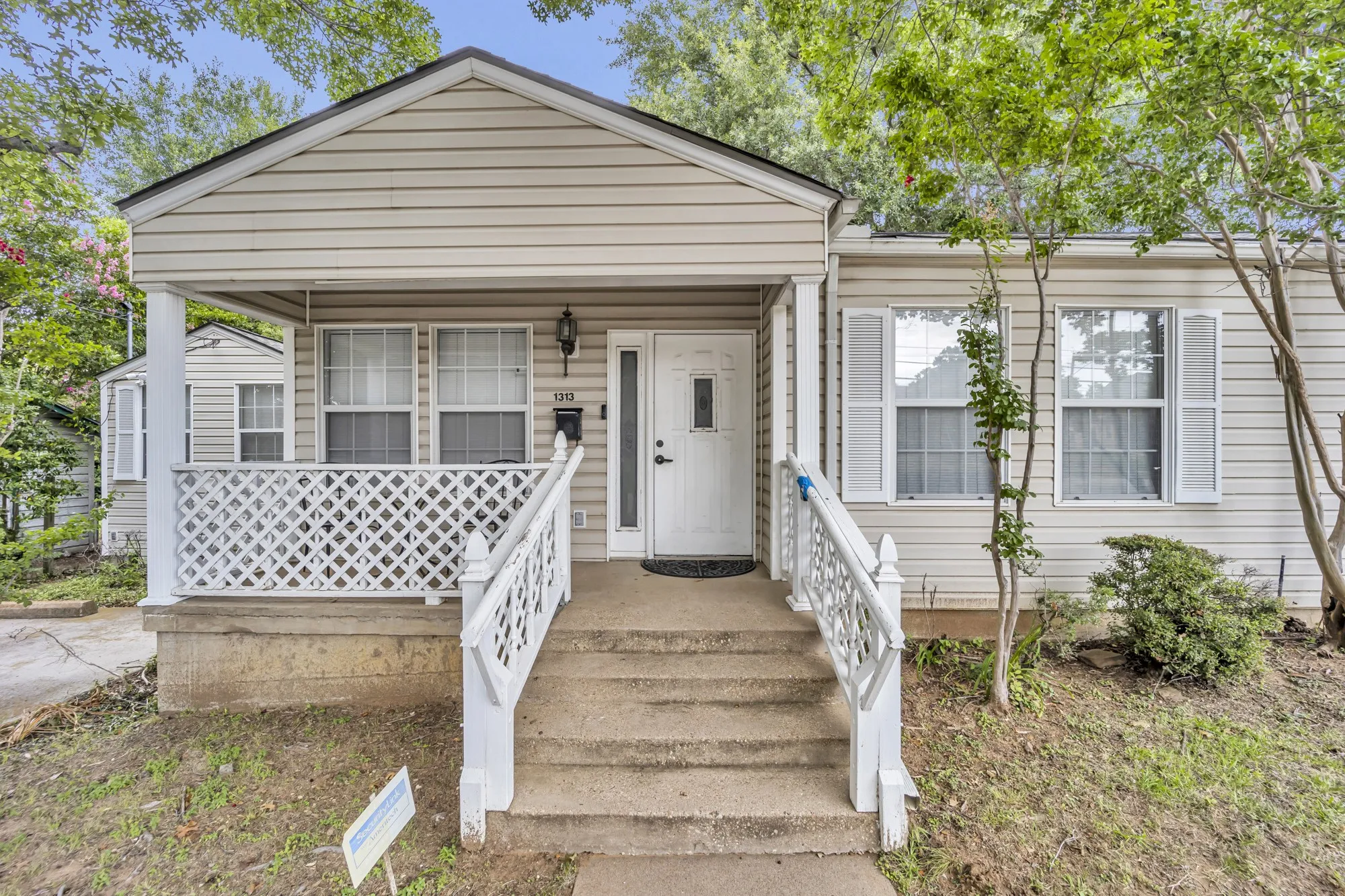 Office For Rent in Tarrant County , 1313 W Abram Street, Arlington, Texas 76013, 0, 0, Garage spaces, 1,349 Sqft, built in 1938, Preowned, mls#21018604, Real Estate Agent in Arlington, Homes For Rent in Tarrant county, Homes For Rent in Arlington, Realtor in Arlington Texas, Real Estate Brokerage Independent Realty Texas, Luminita Cordes Realtor