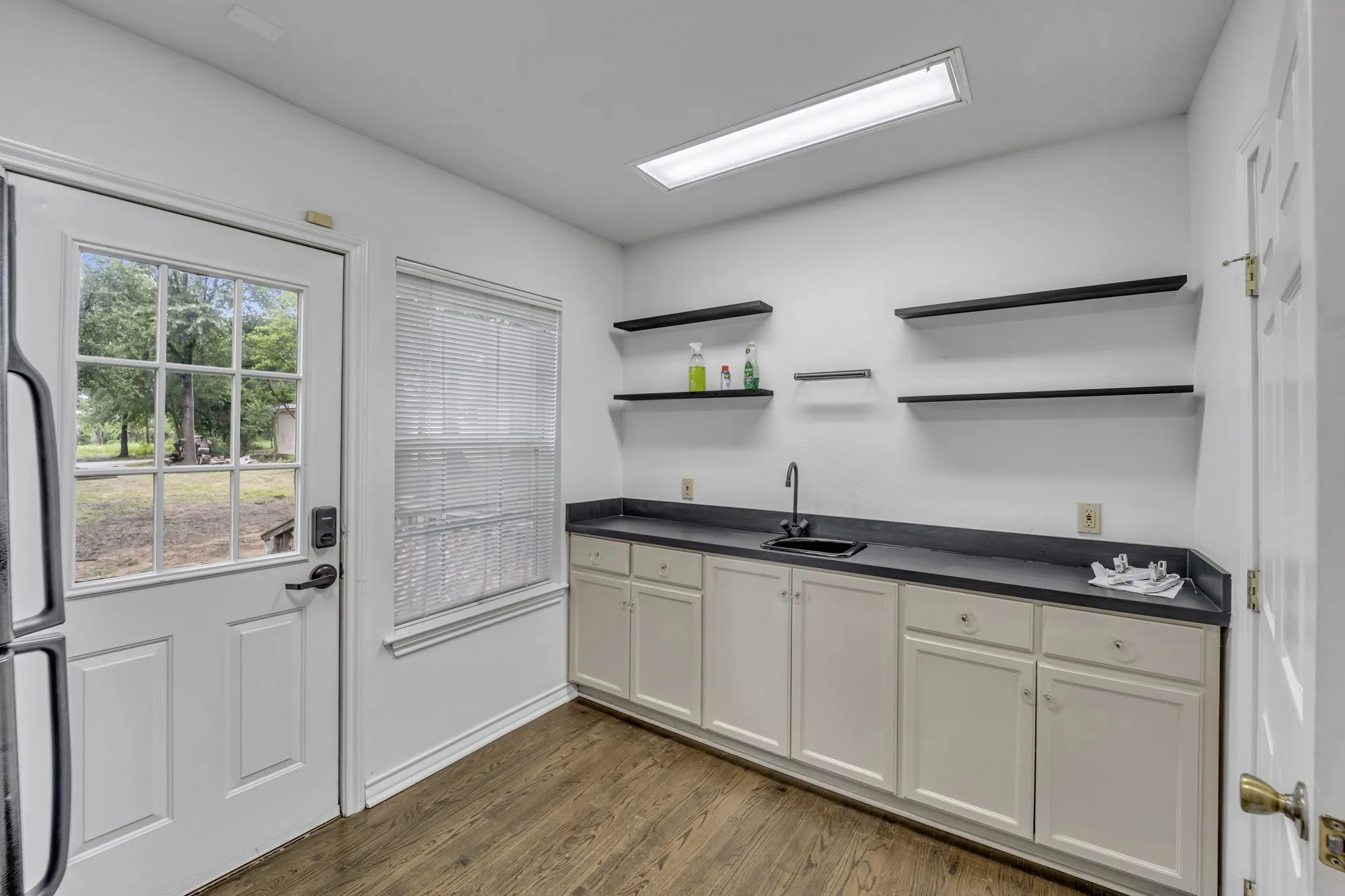 Office For Rent in Tarrant County , 1313 W Abram Street, Arlington, Texas 76013, 0, 0, Garage spaces, 1,349 Sqft, built in 1938, Preowned, mls#21018604, Real Estate Agent in Arlington, Homes For Rent in Tarrant county, Homes For Rent in Arlington, Realtor in Arlington Texas, Real Estate Brokerage Independent Realty Texas, Luminita Cordes Realtor