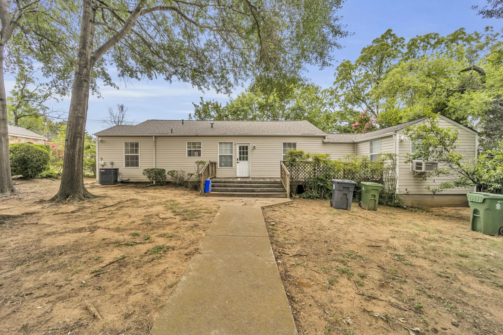 Office For Rent in Tarrant County , 1313 W Abram Street, Arlington, Texas 76013, 0, 0, Garage spaces, 1,349 Sqft, built in 1938, Preowned, mls#21018604, Real Estate Agent in Arlington, Homes For Rent in Tarrant county, Homes For Rent in Arlington, Realtor in Arlington Texas, Real Estate Brokerage Independent Realty Texas, Luminita Cordes Realtor