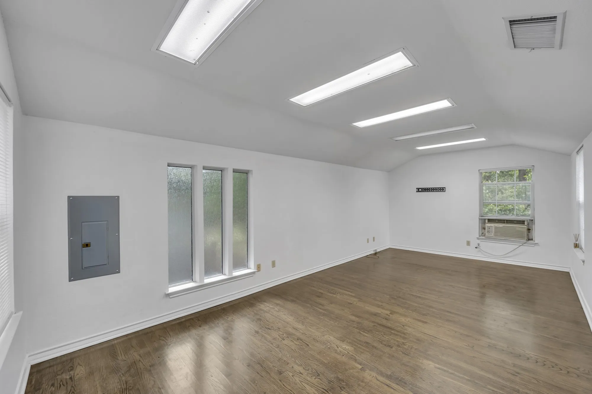 Office For Rent in Tarrant County , 1313 W Abram Street, Arlington, Texas 76013, 0, 0, Garage spaces, 1,349 Sqft, built in 1938, Preowned, mls#21018604, Real Estate Agent in Arlington, Homes For Rent in Tarrant county, Homes For Rent in Arlington, Realtor in Arlington Texas, Real Estate Brokerage Independent Realty Texas, Luminita Cordes Realtor