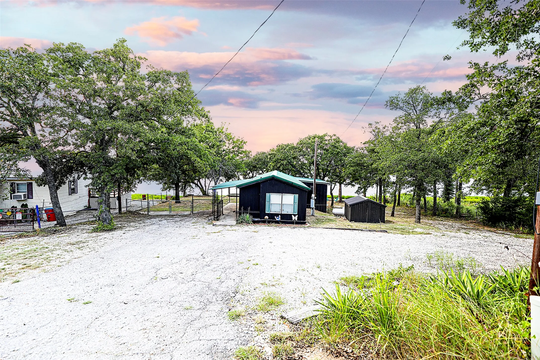 Mobile Home For Sale in Montague County , 700 Frontier Street, Bowie, Texas 76230, 2 Bedroom, 2 Bathroom, Garage spaces, 1,150 Sqft, built in 2012, Preowned, mls#21019491, Real Estate Agent in Bowie, Homes For Sale in Montague county, Homes For Sale in Bowie, Realtor in Bowie Texas, Real Estate Brokerage Independent Realty Texas, Luminita Cordes Realtor